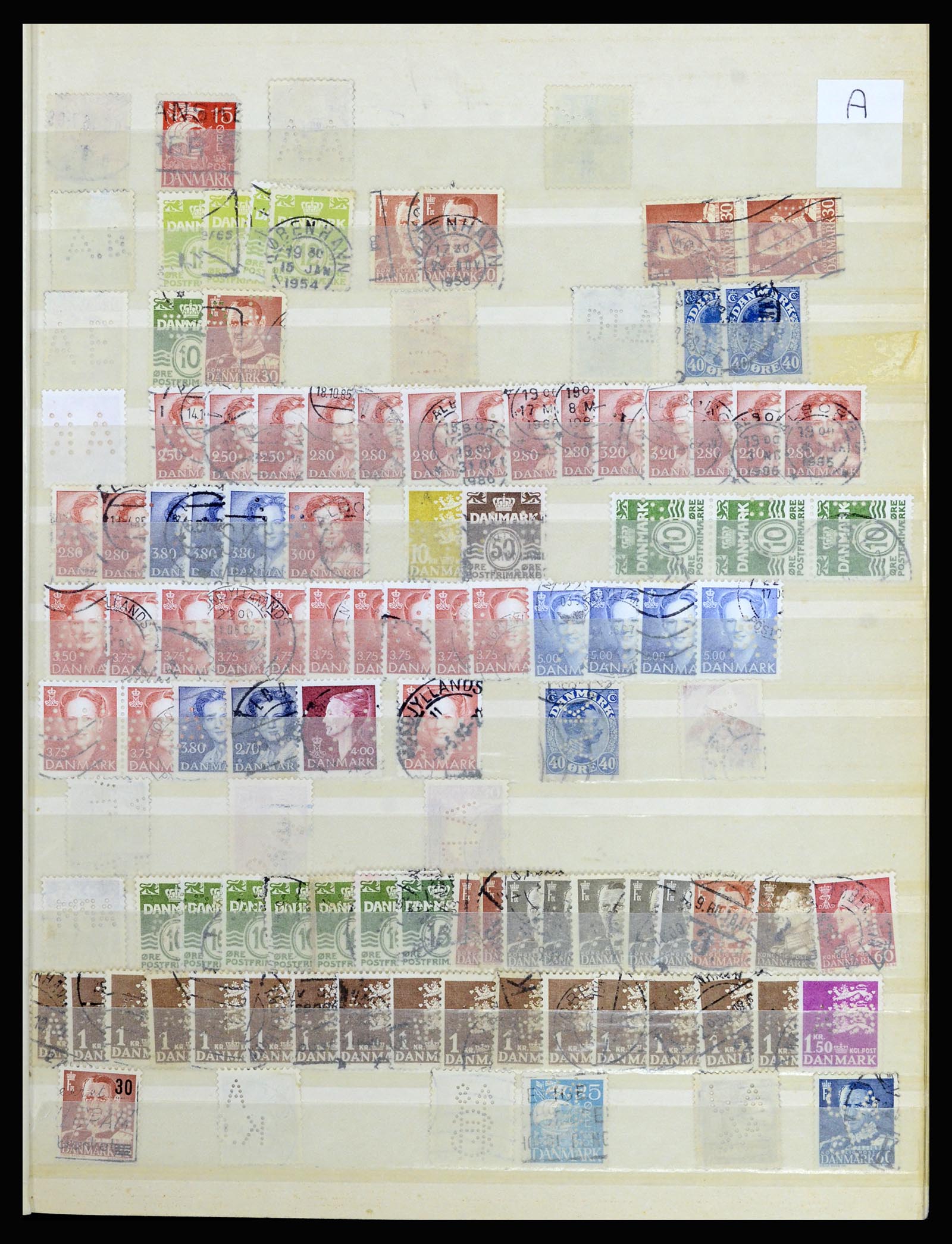 37056 067 - Postzegelverzameling 37056 Denemarken perfins.