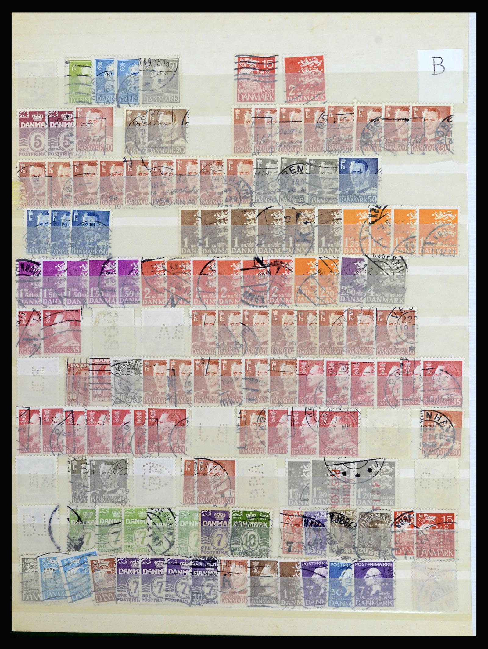 37056 068 - Postzegelverzameling 37056 Denemarken perfins.