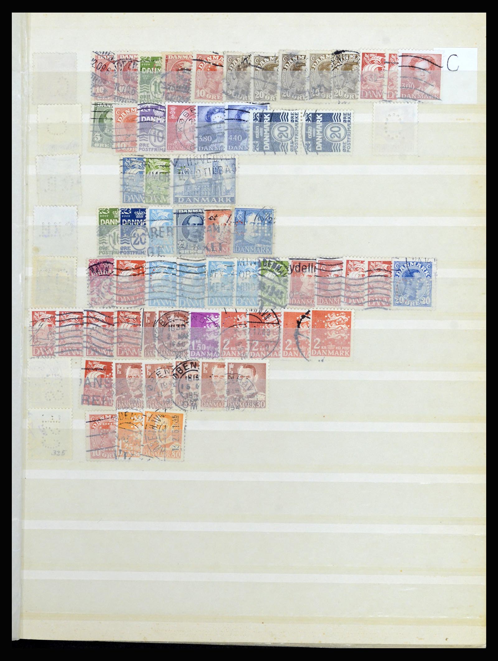 37056 069 - Postzegelverzameling 37056 Denemarken perfins.
