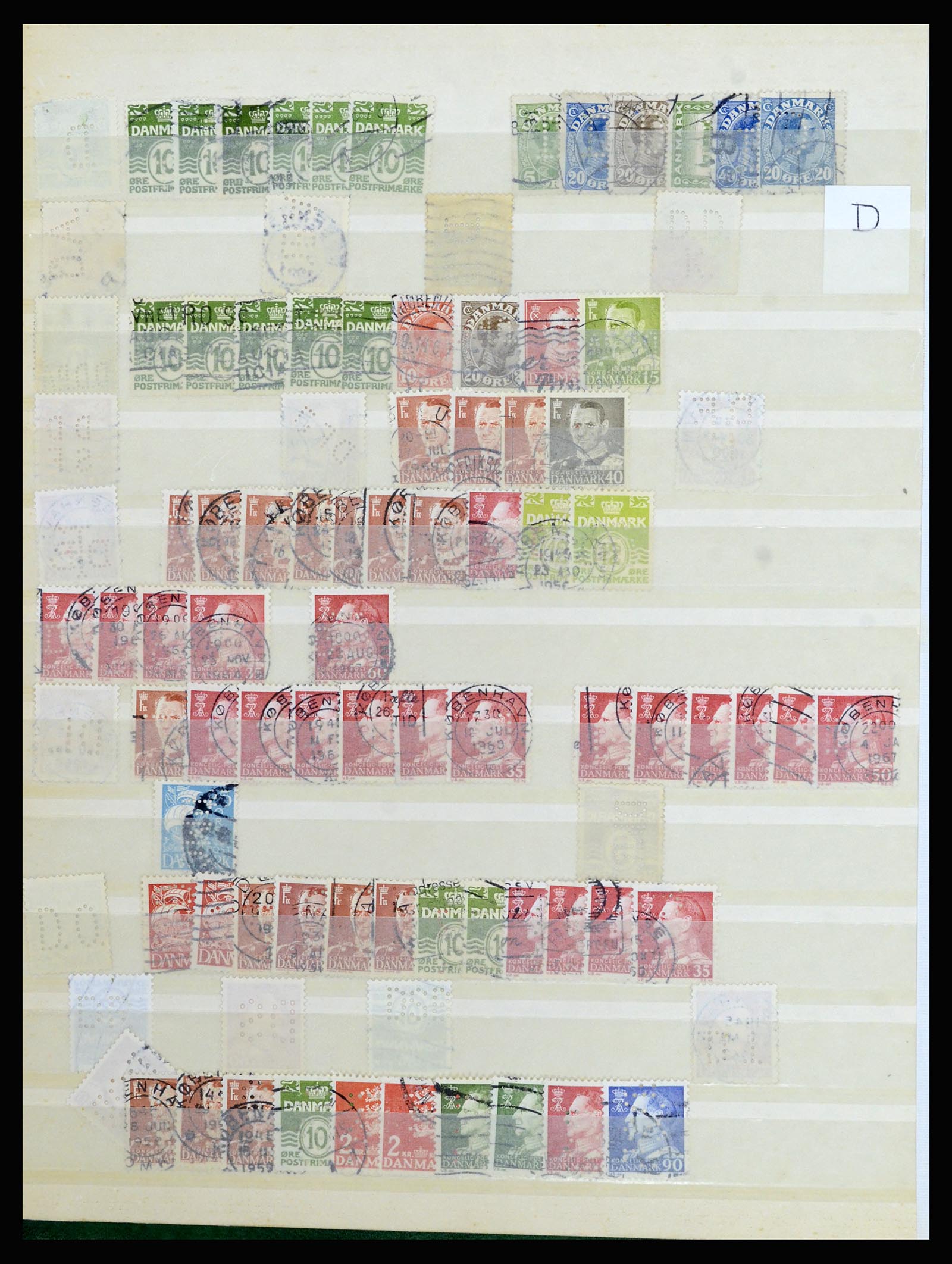 37056 070 - Postzegelverzameling 37056 Denemarken perfins.