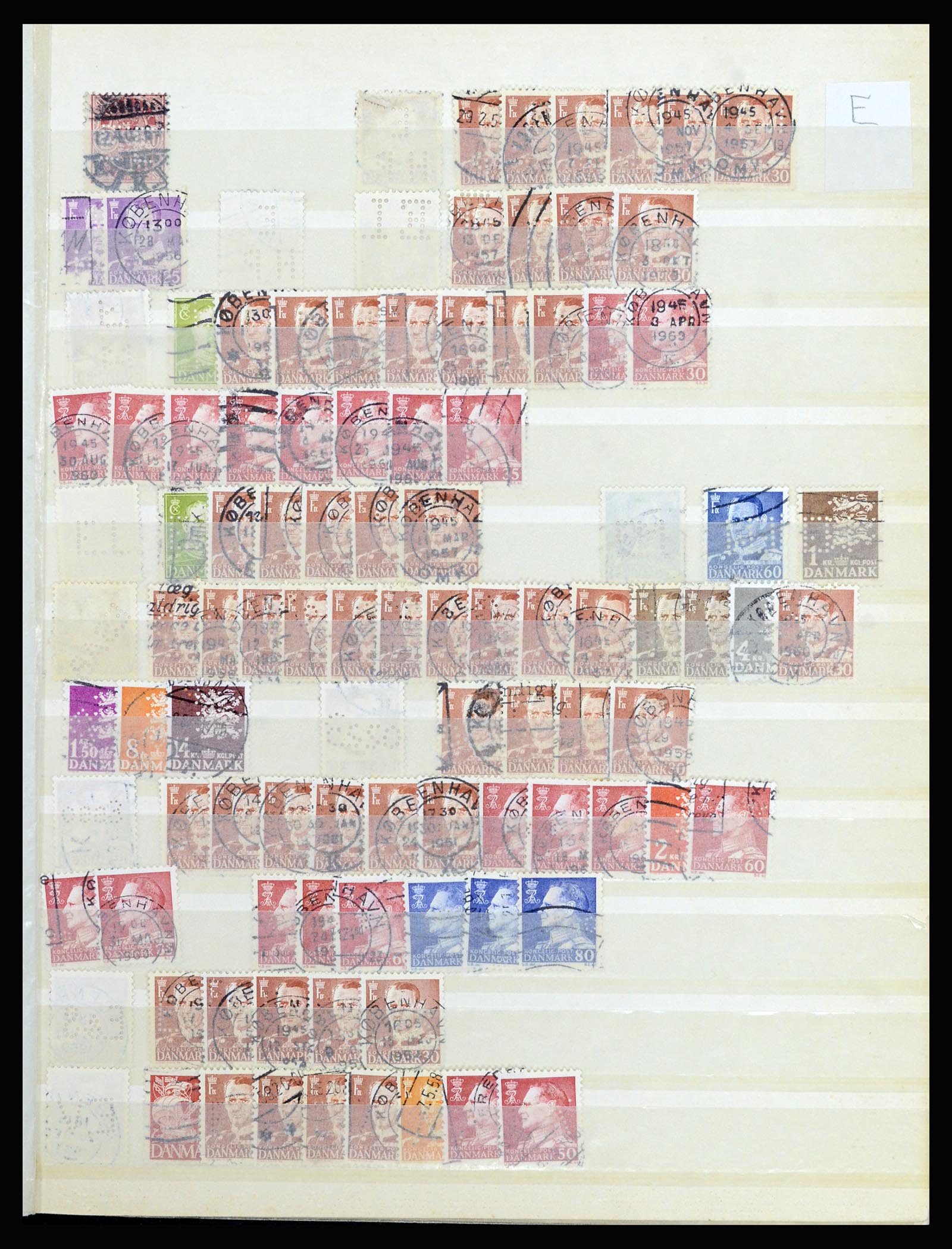 37056 071 - Postzegelverzameling 37056 Denemarken perfins.