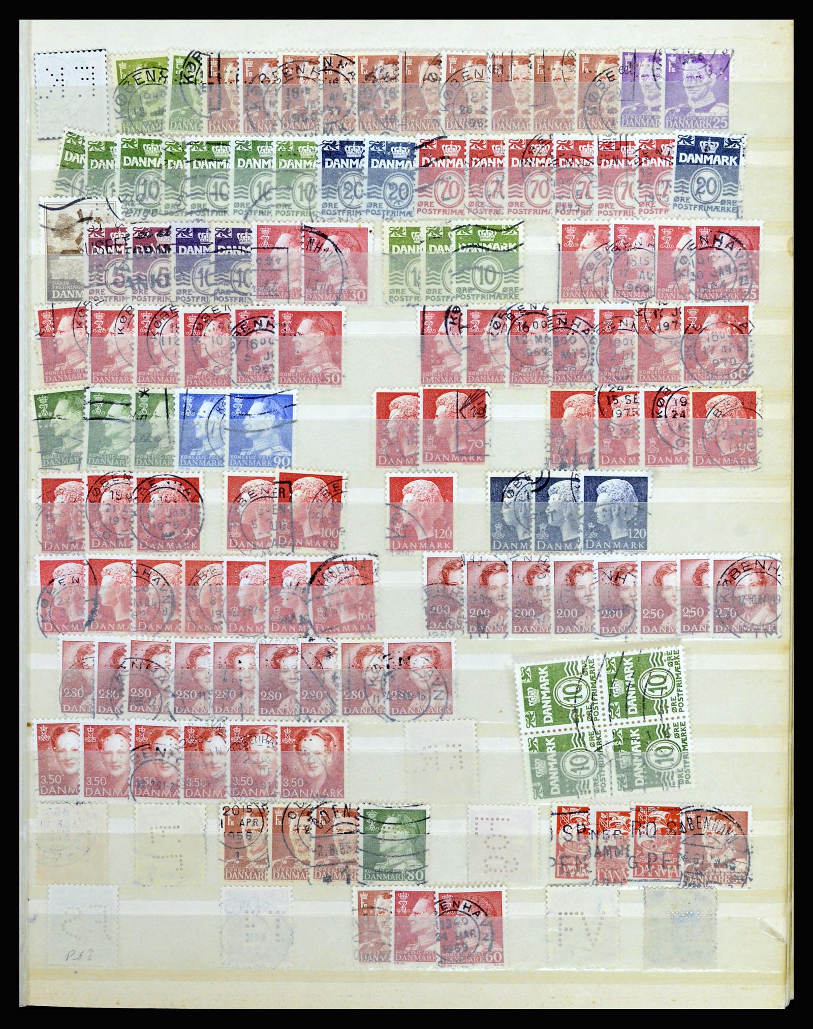 37056 073 - Postzegelverzameling 37056 Denemarken perfins.