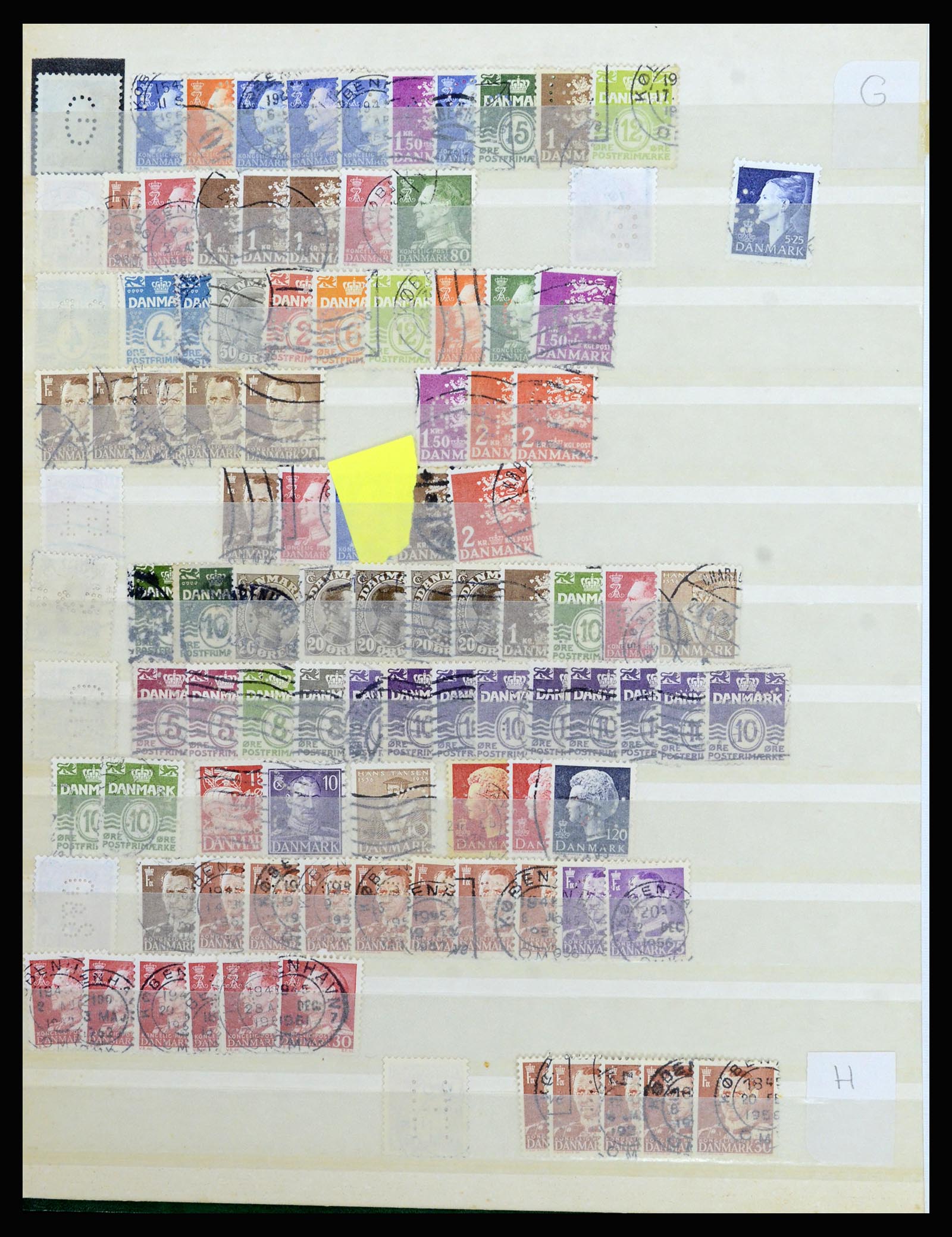37056 074 - Postzegelverzameling 37056 Denemarken perfins.