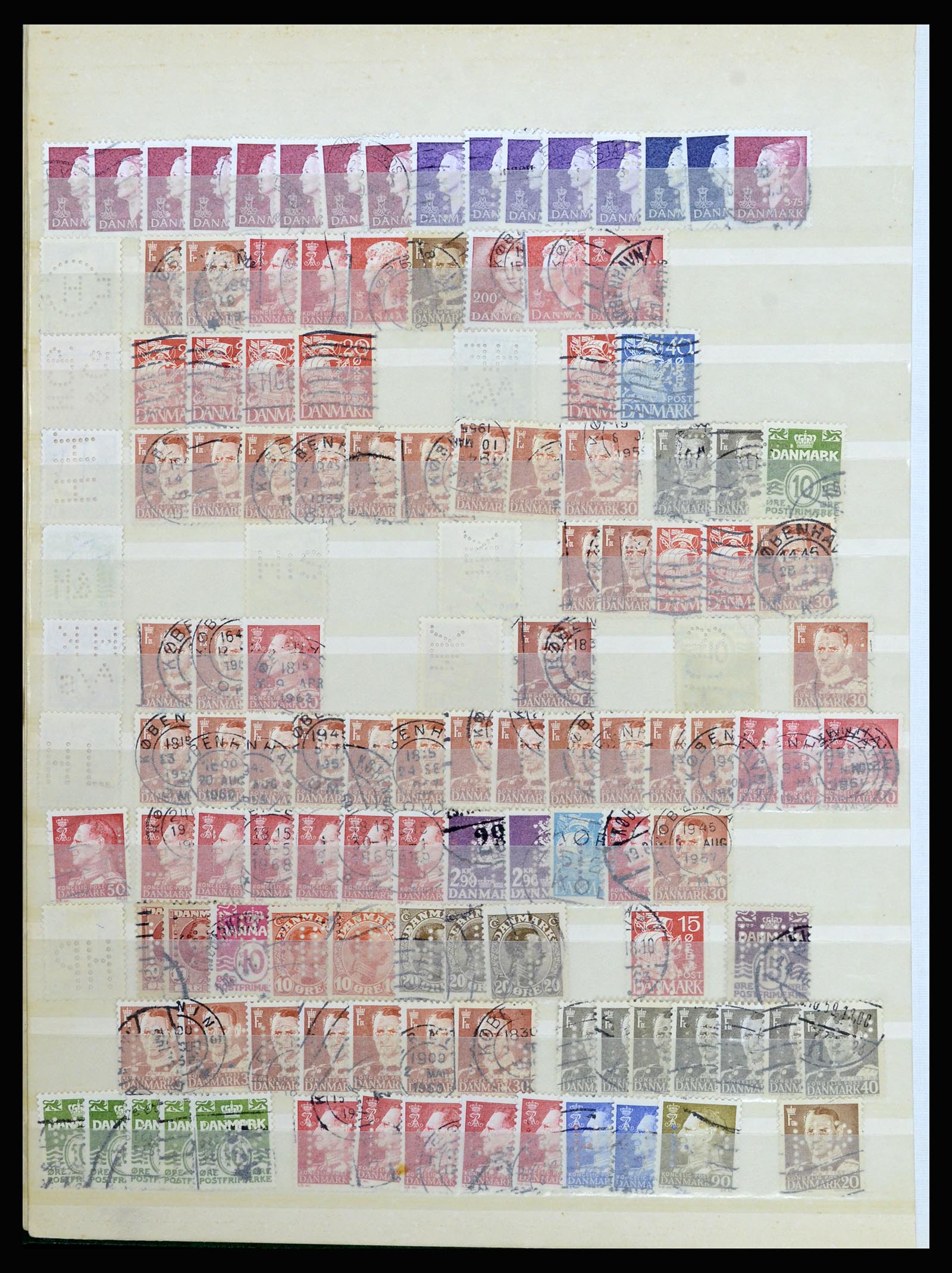 37056 076 - Postzegelverzameling 37056 Denemarken perfins.