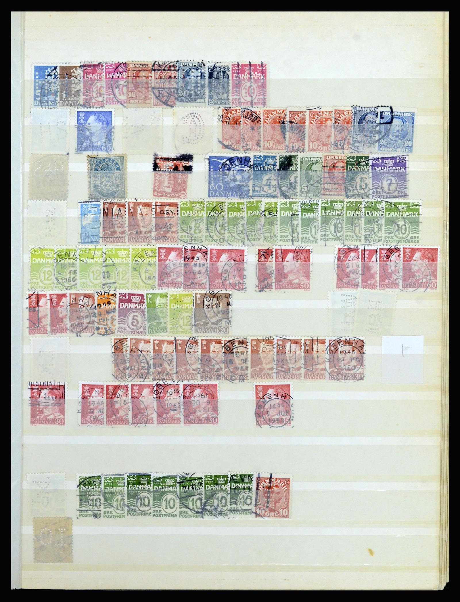 37056 077 - Postzegelverzameling 37056 Denemarken perfins.