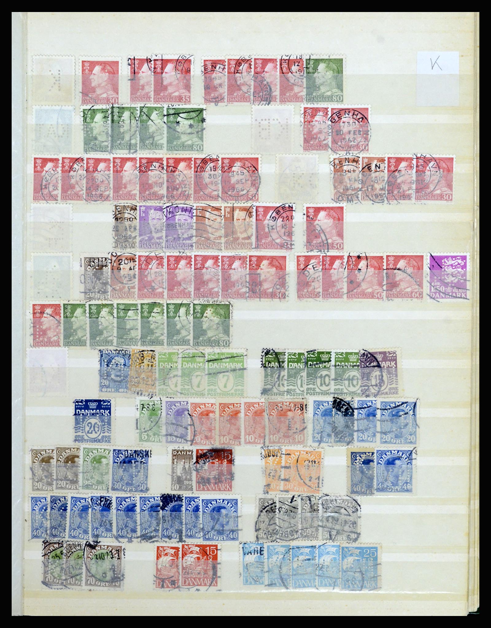 37056 079 - Postzegelverzameling 37056 Denemarken perfins.