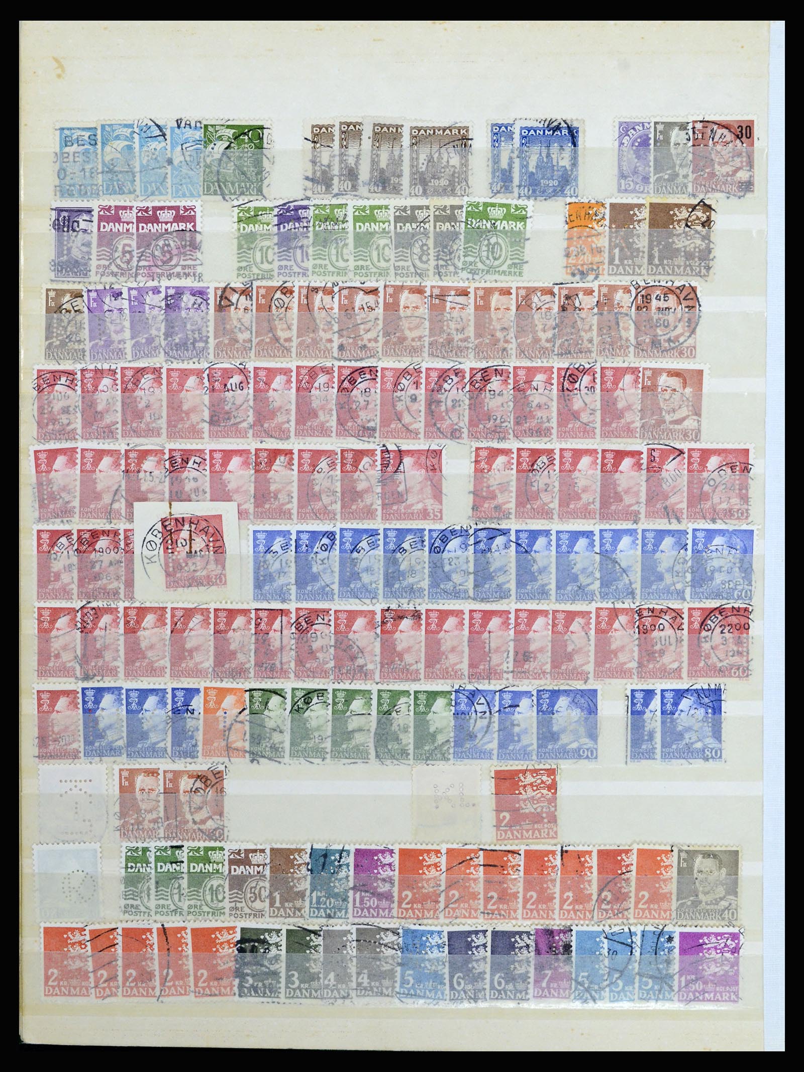 37056 080 - Postzegelverzameling 37056 Denemarken perfins.