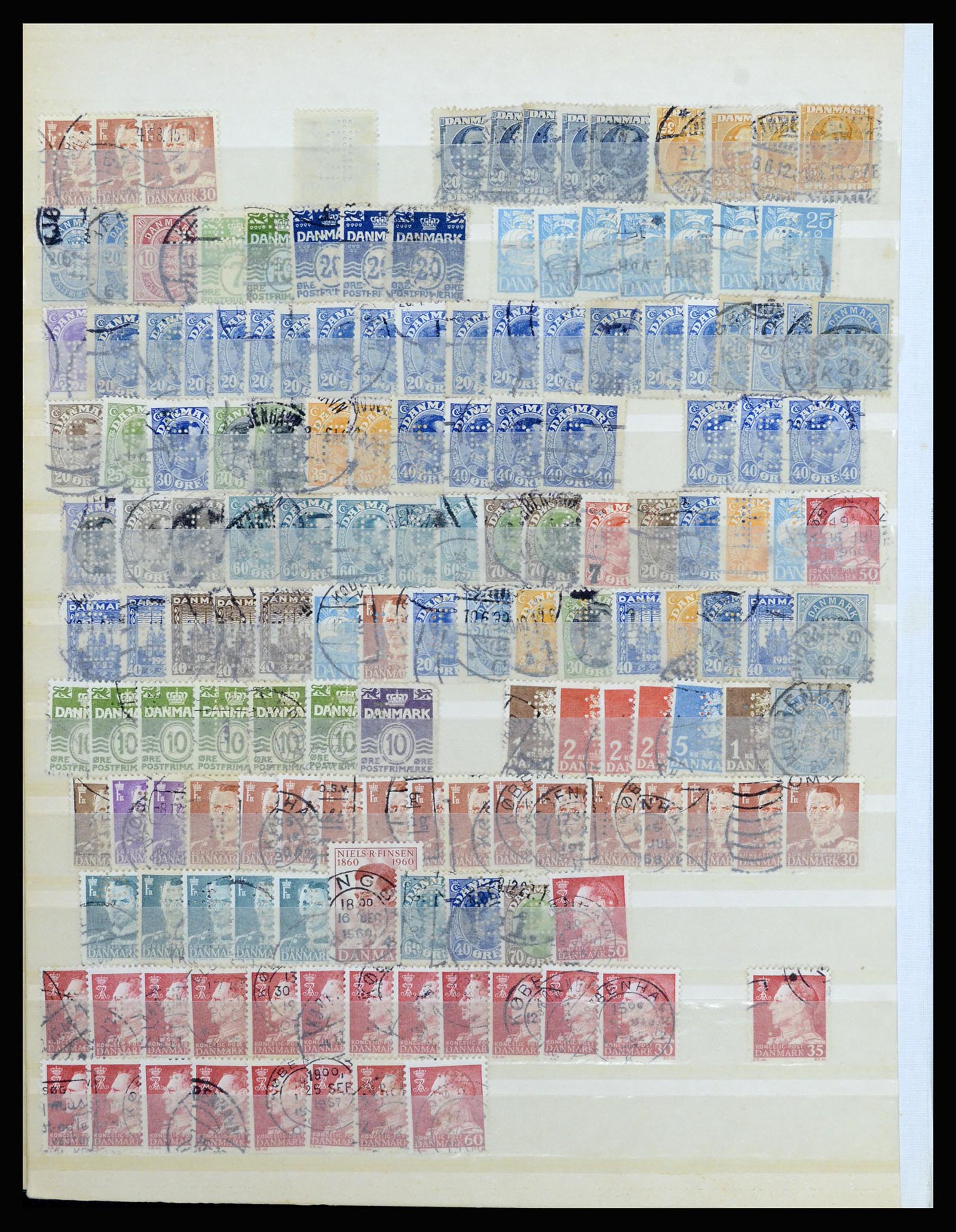37056 082 - Postzegelverzameling 37056 Denemarken perfins.