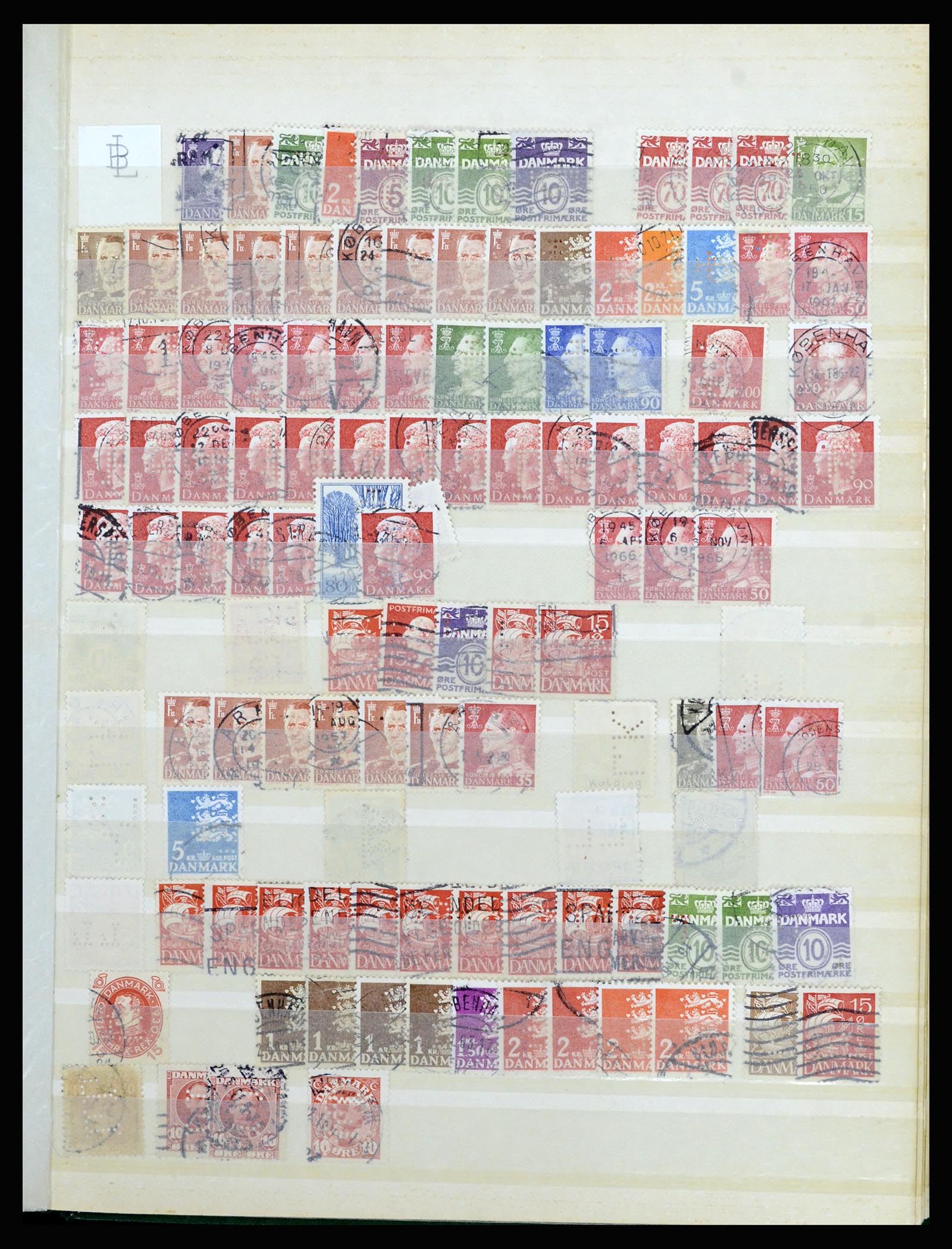 37056 083 - Postzegelverzameling 37056 Denemarken perfins.