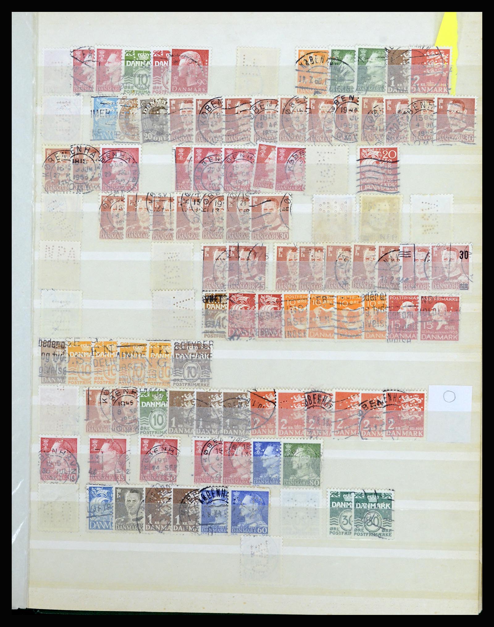 37056 085 - Postzegelverzameling 37056 Denemarken perfins.