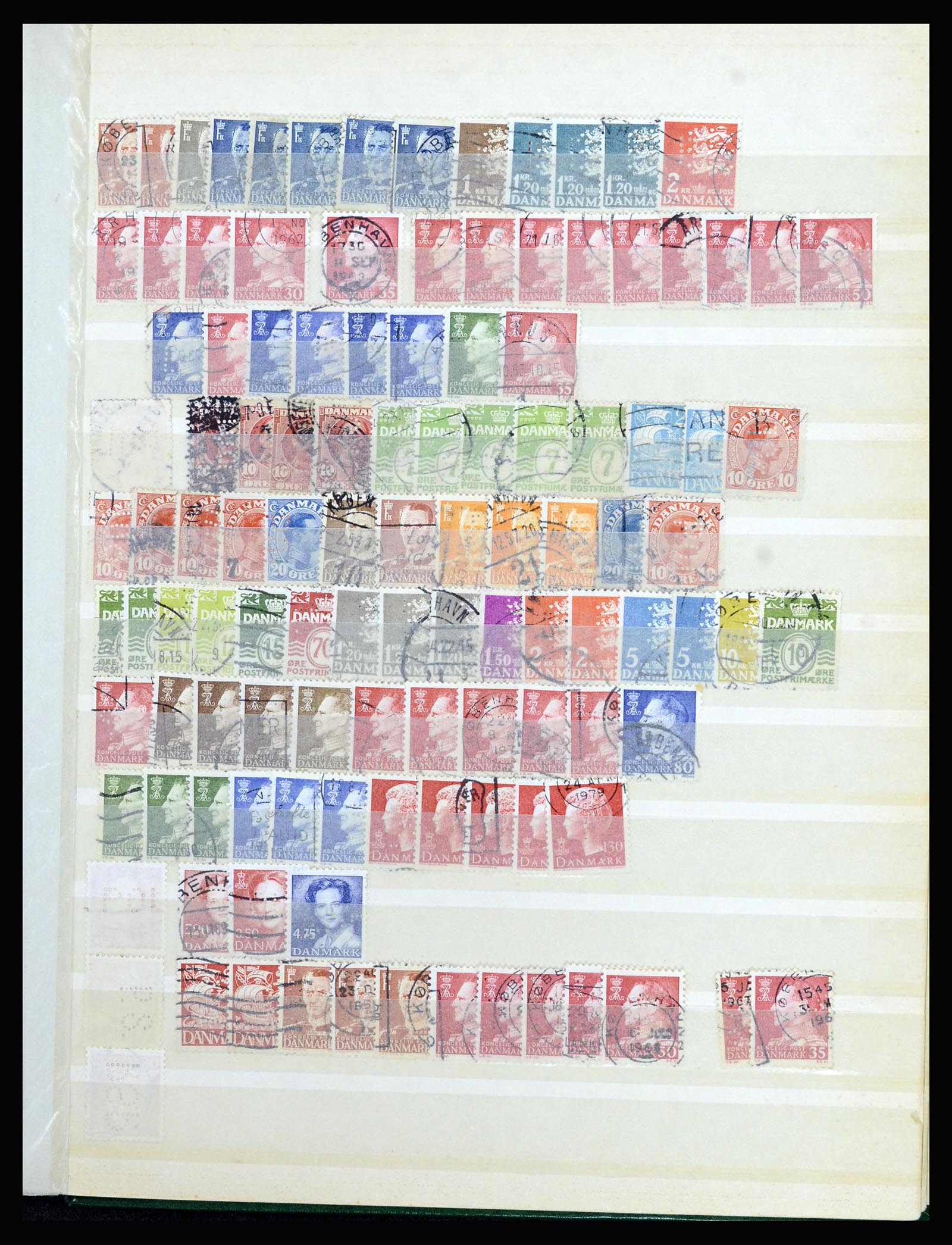 37056 087 - Postzegelverzameling 37056 Denemarken perfins.