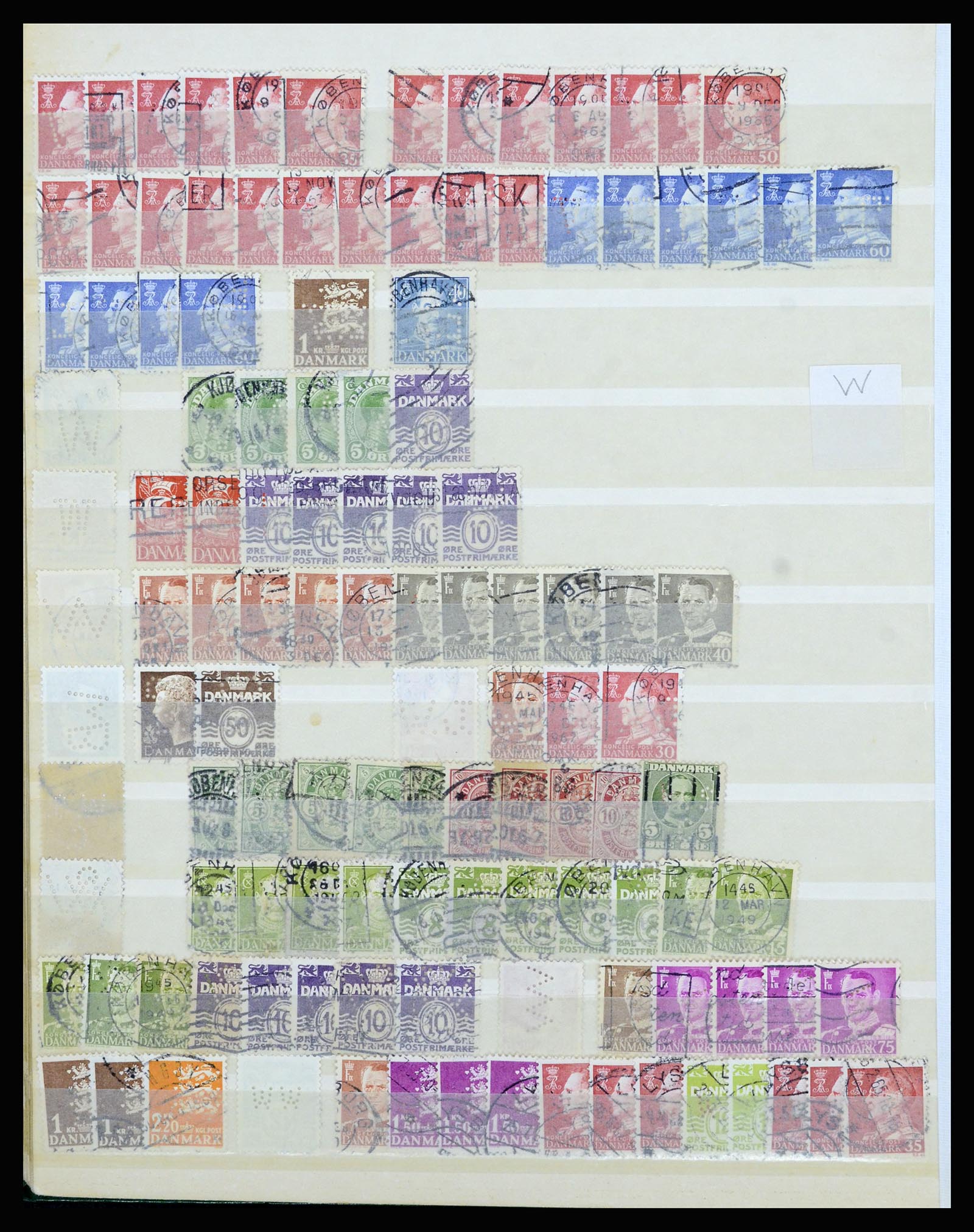37056 092 - Postzegelverzameling 37056 Denemarken perfins.