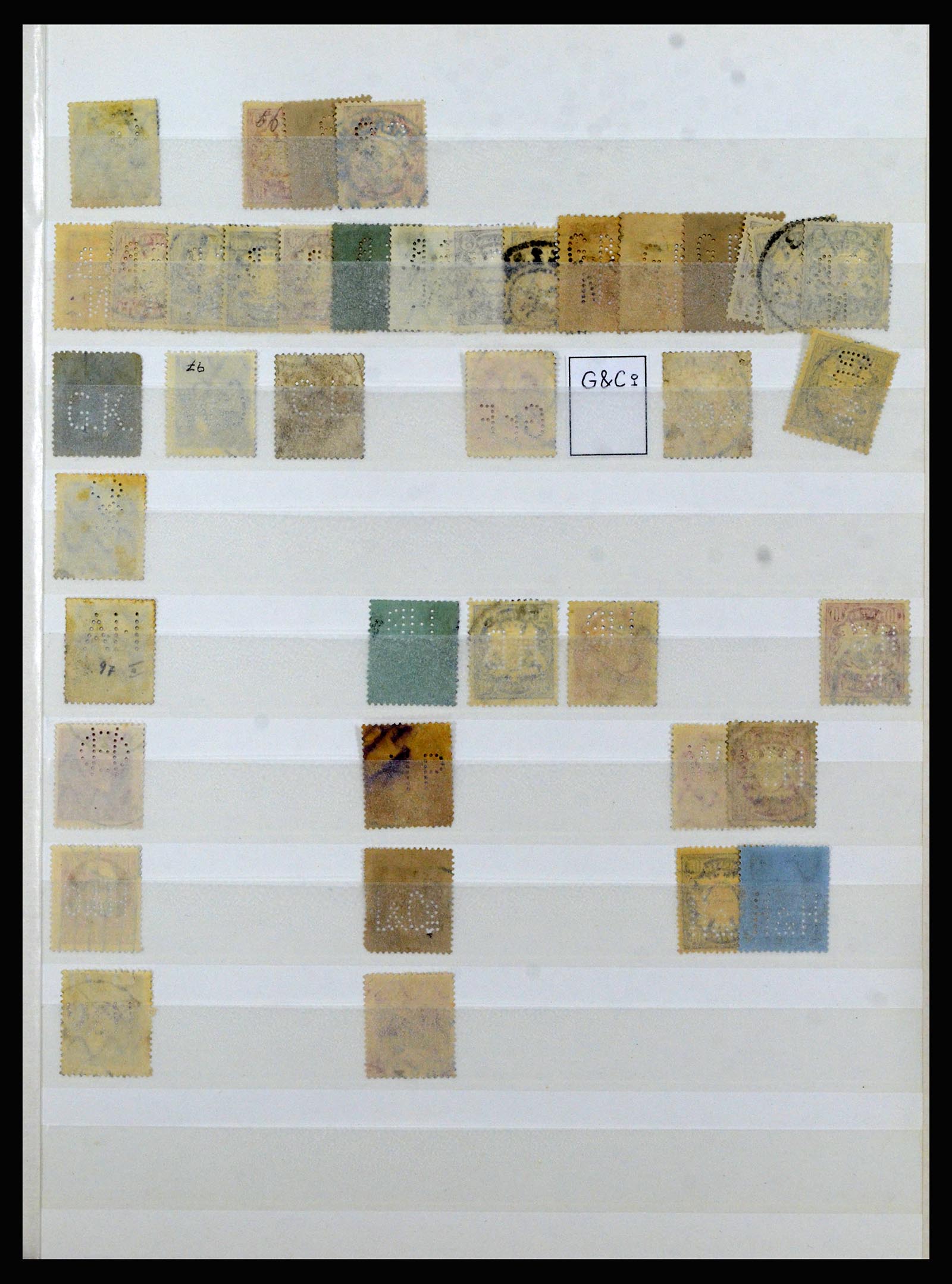 37057 019 - Postzegelverzameling 37057 Wereld perfins 1880-1950.