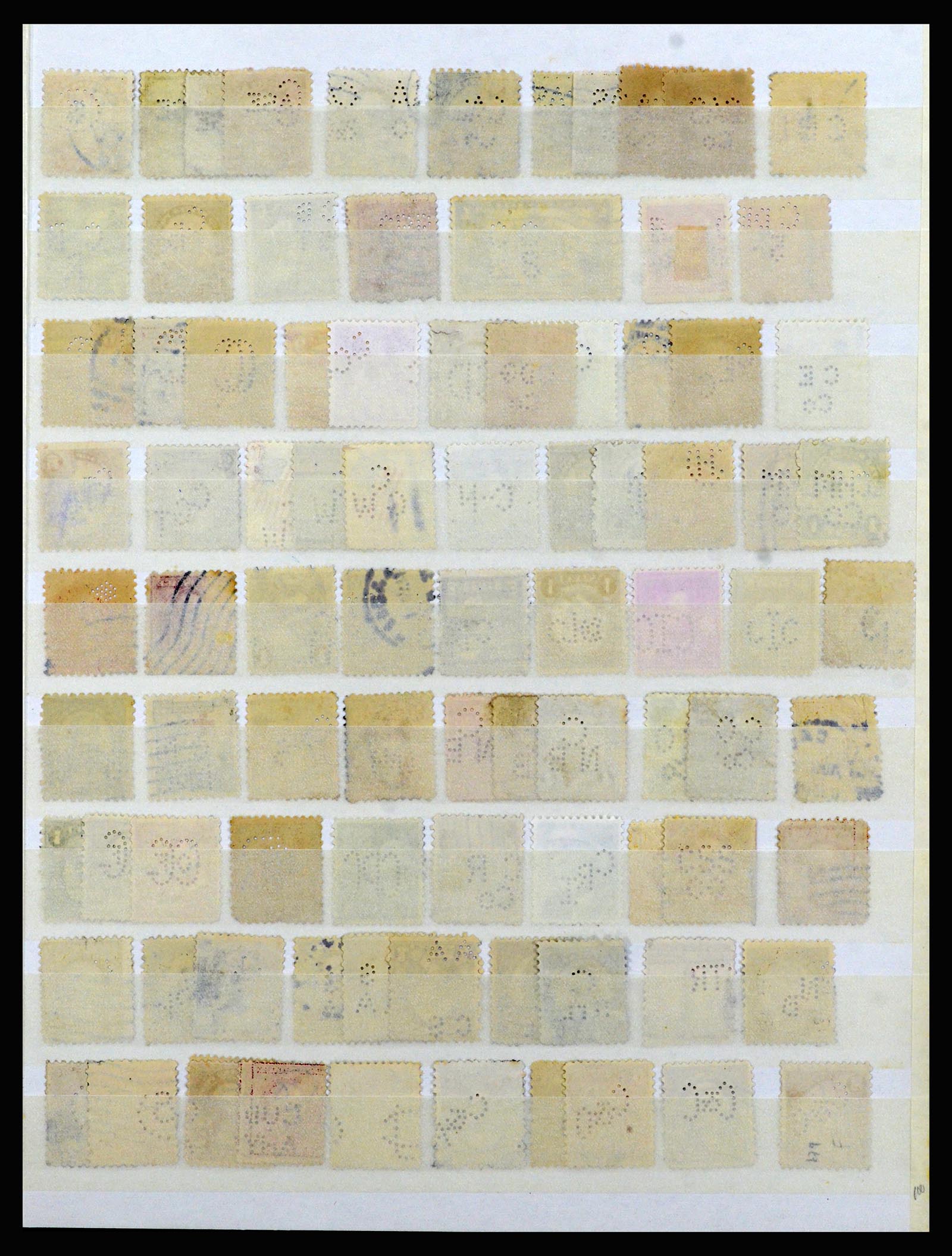 37057 025 - Postzegelverzameling 37057 Wereld perfins 1880-1950.