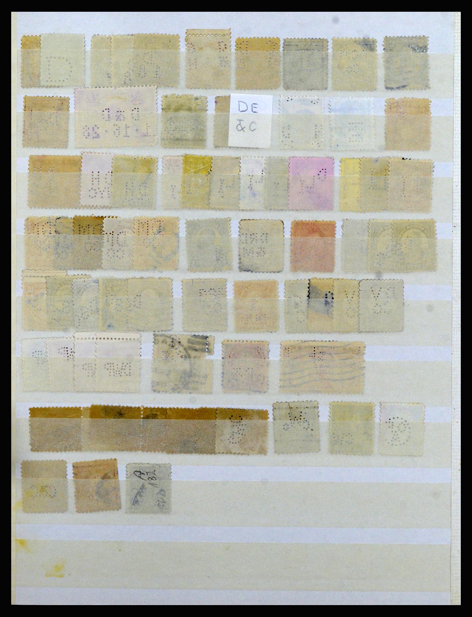 37057 026 - Postzegelverzameling 37057 Wereld perfins 1880-1950.