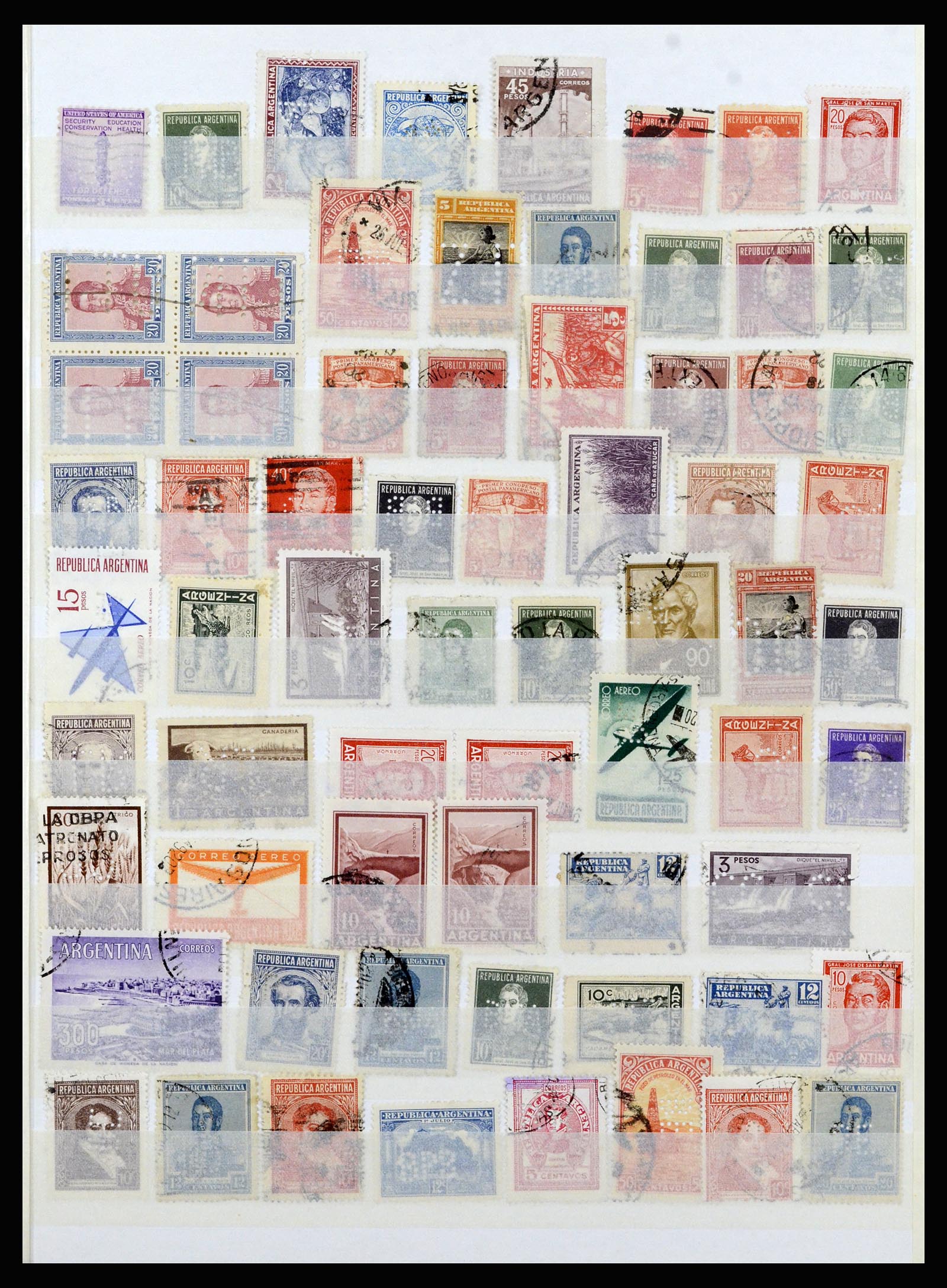 37057 030 - Postzegelverzameling 37057 Wereld perfins 1880-1950.
