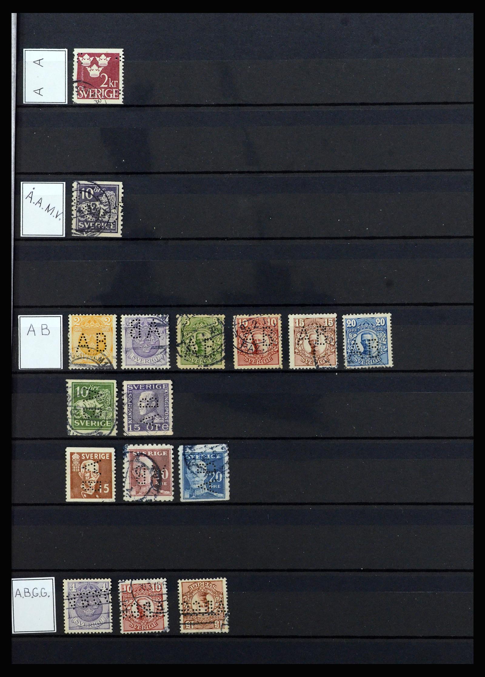 37057 054 - Postzegelverzameling 37057 Wereld perfins 1880-1950.