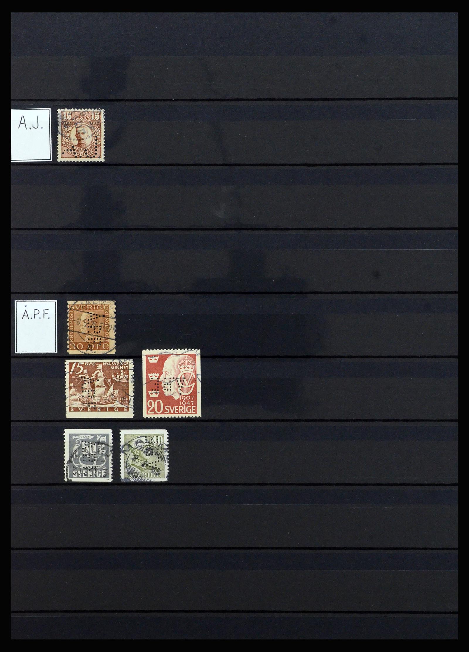 37057 056 - Postzegelverzameling 37057 Wereld perfins 1880-1950.