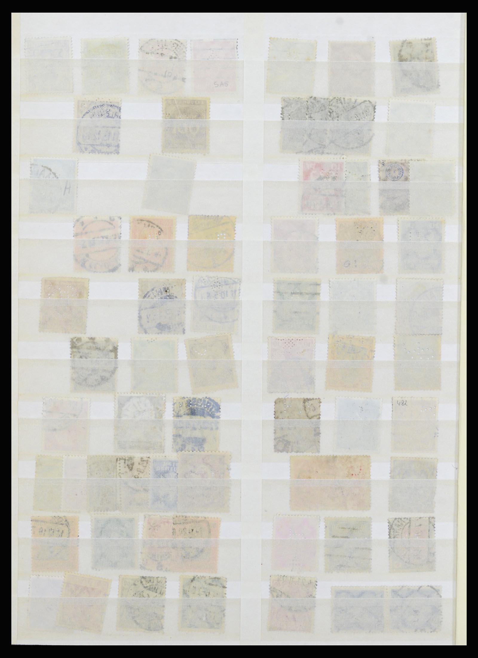 37057 109 - Postzegelverzameling 37057 Wereld perfins 1880-1950.
