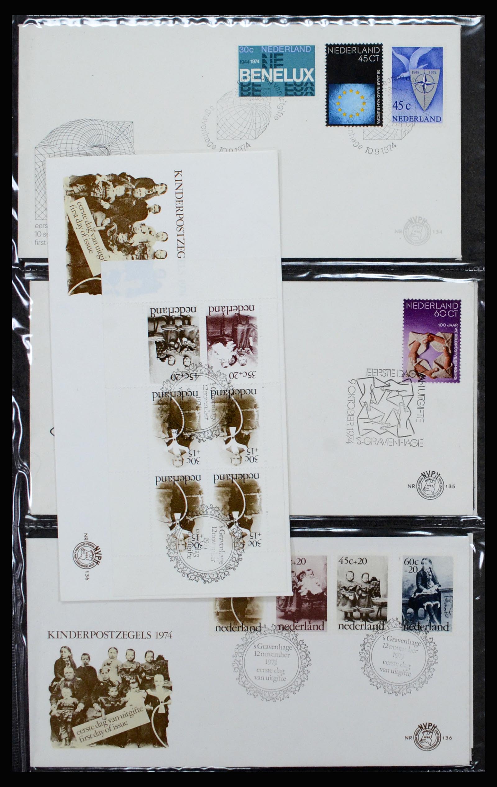 37197 048 - Postzegelverzameling 37197 Nederland FDC's 1950-2004.