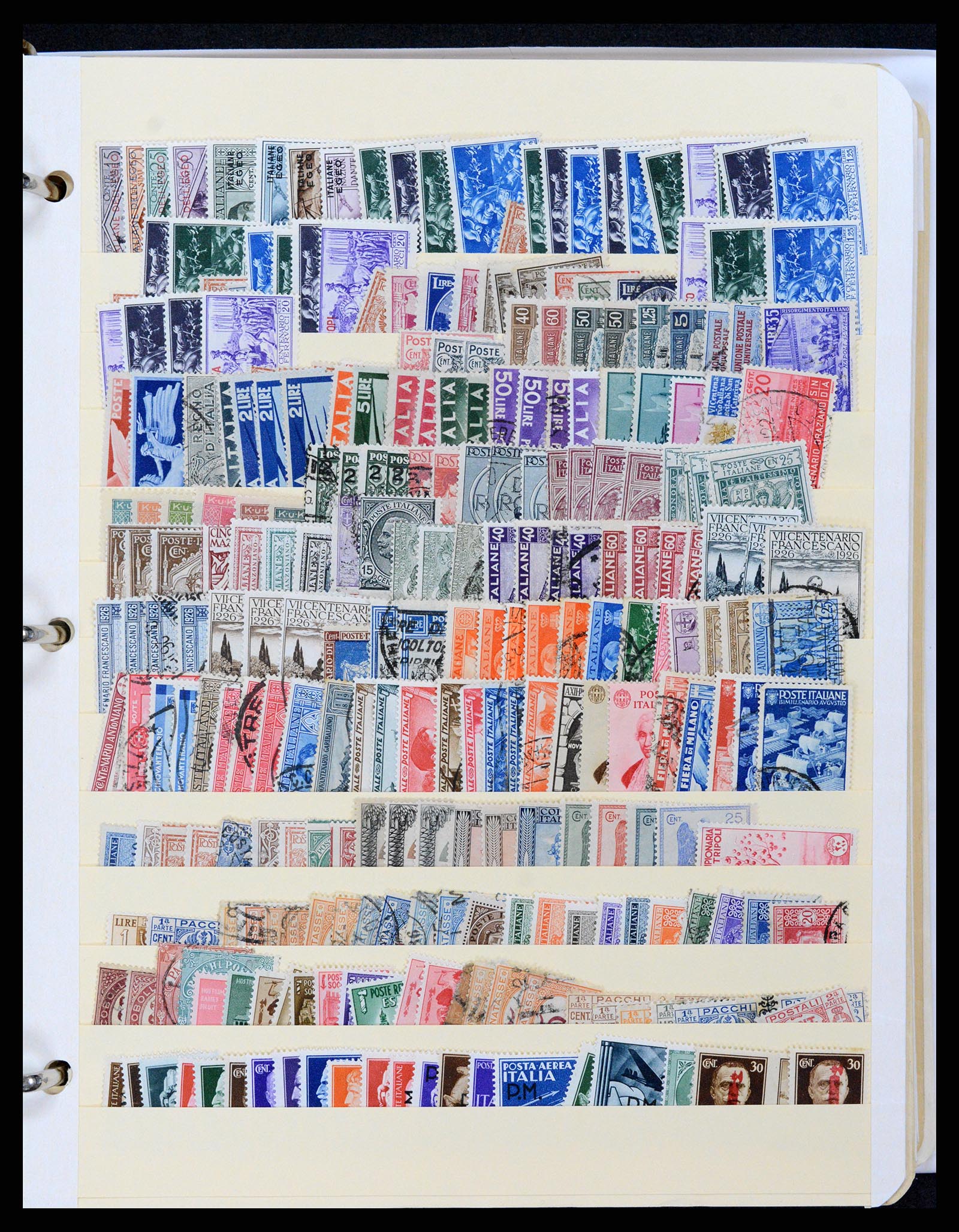 37230 300 - Postzegelverzameling 37230 Italië en gebieden 1862-1990.