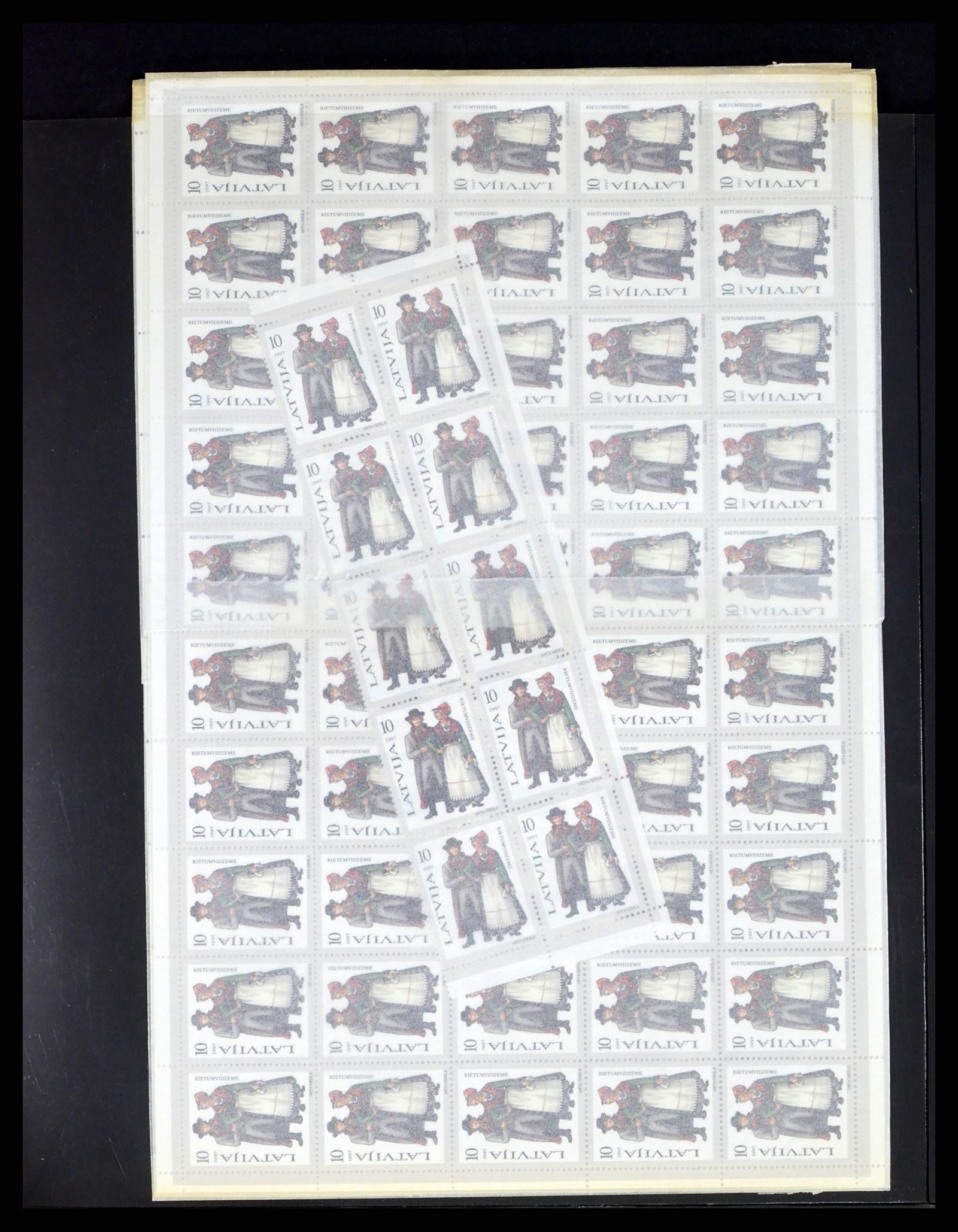 37312 057 - Postzegelverzameling 37312 Letland en Litouwen 1990-2000.