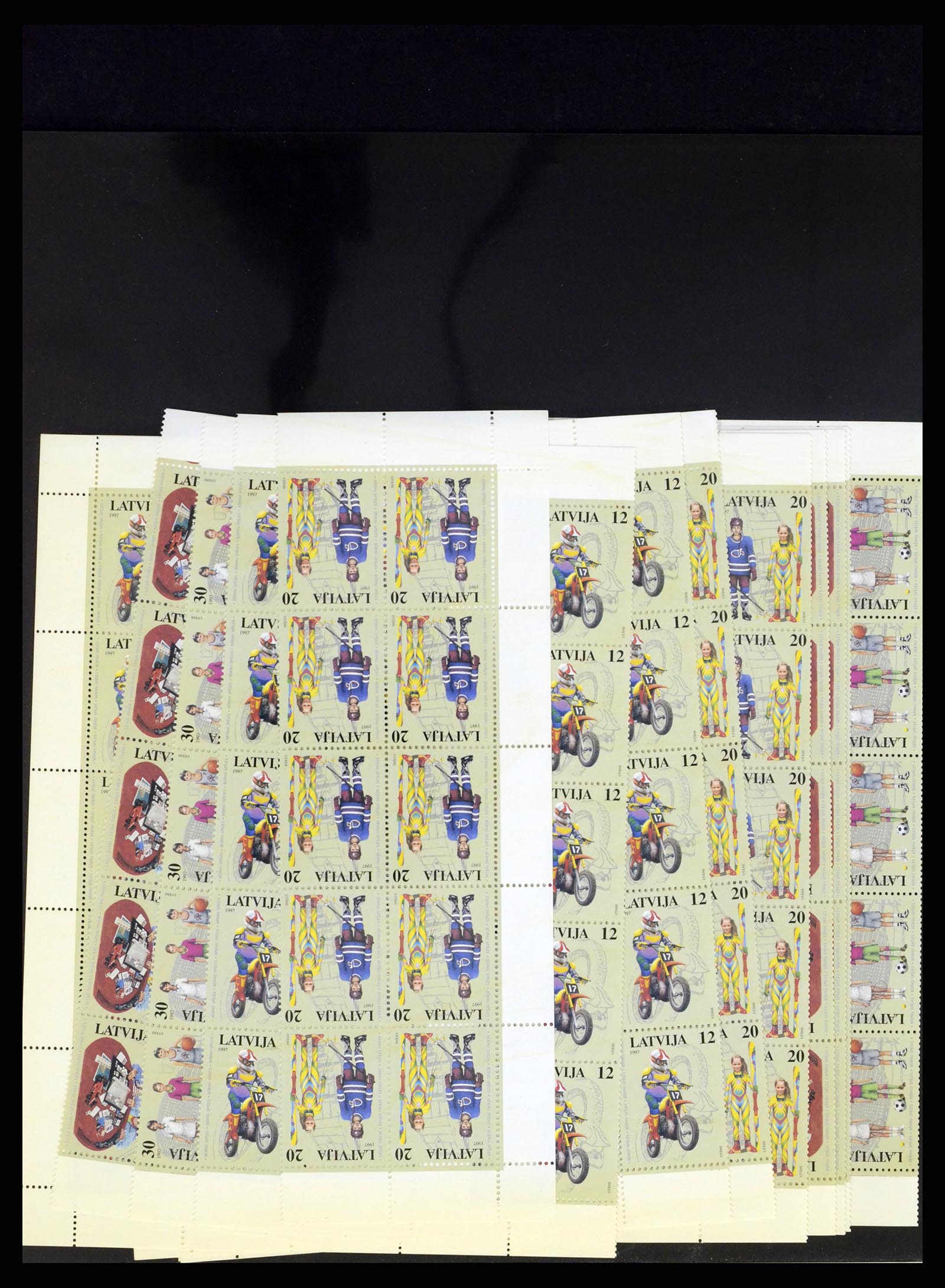 37312 073 - Postzegelverzameling 37312 Letland en Litouwen 1990-2000.