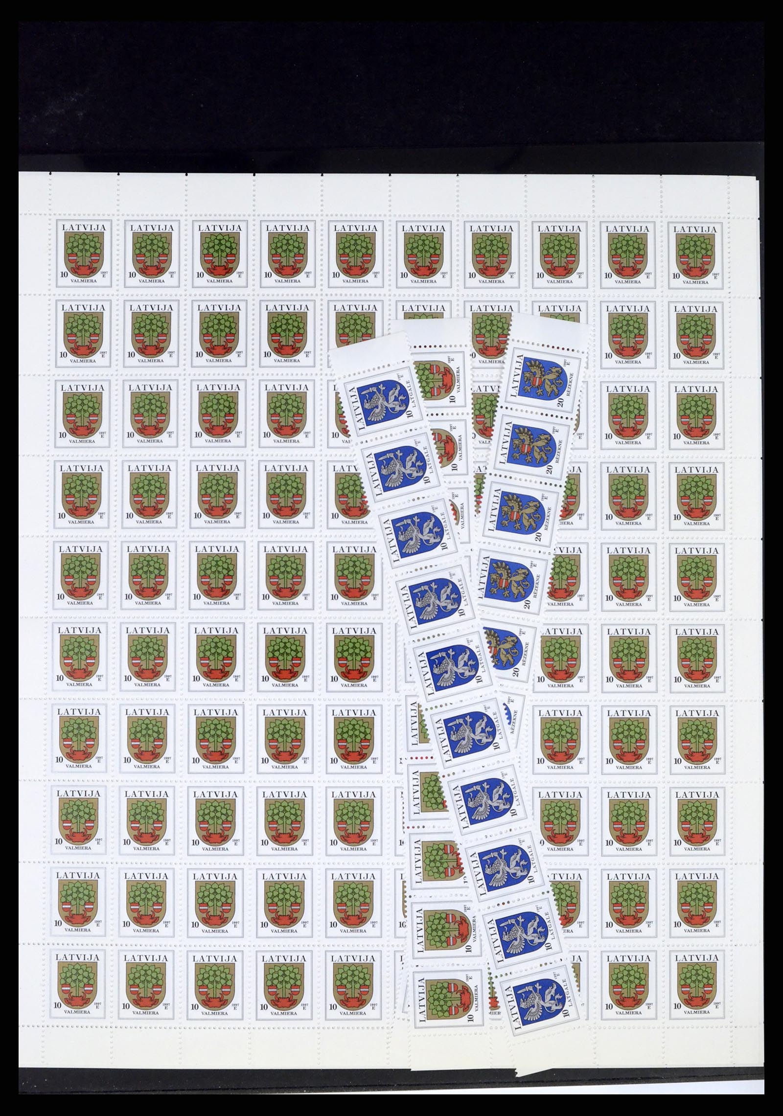 37312 074 - Postzegelverzameling 37312 Letland en Litouwen 1990-2000.