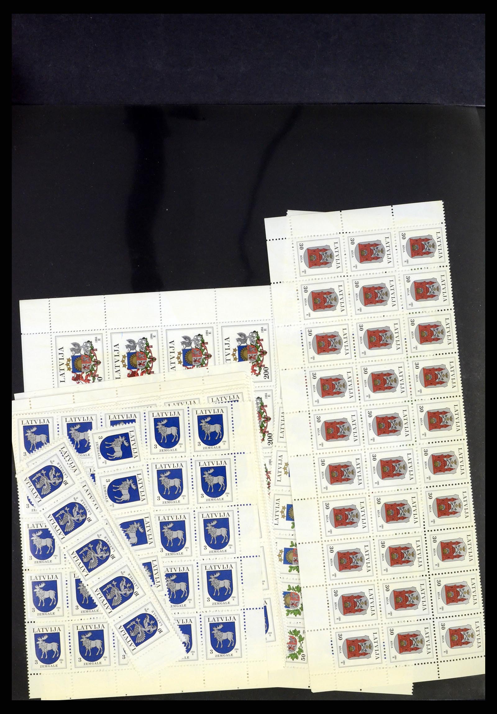 37312 076 - Postzegelverzameling 37312 Letland en Litouwen 1990-2000.