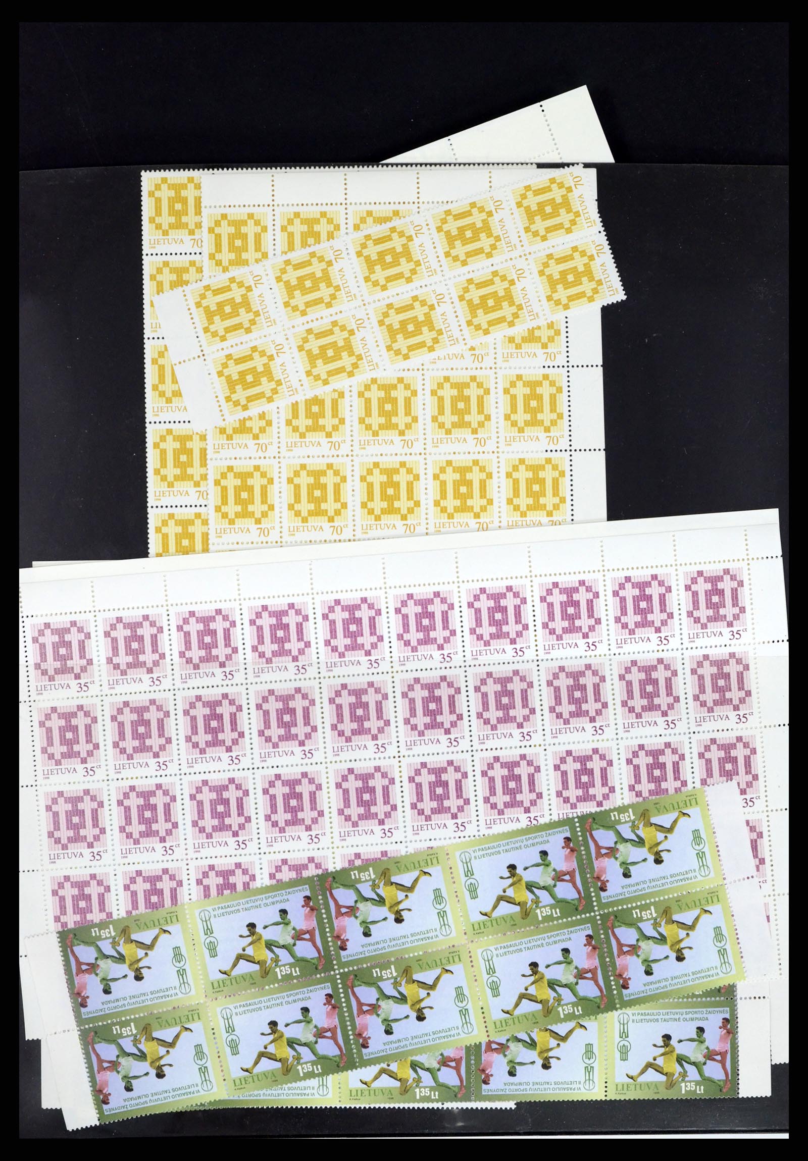 37312 089 - Postzegelverzameling 37312 Letland en Litouwen 1990-2000.