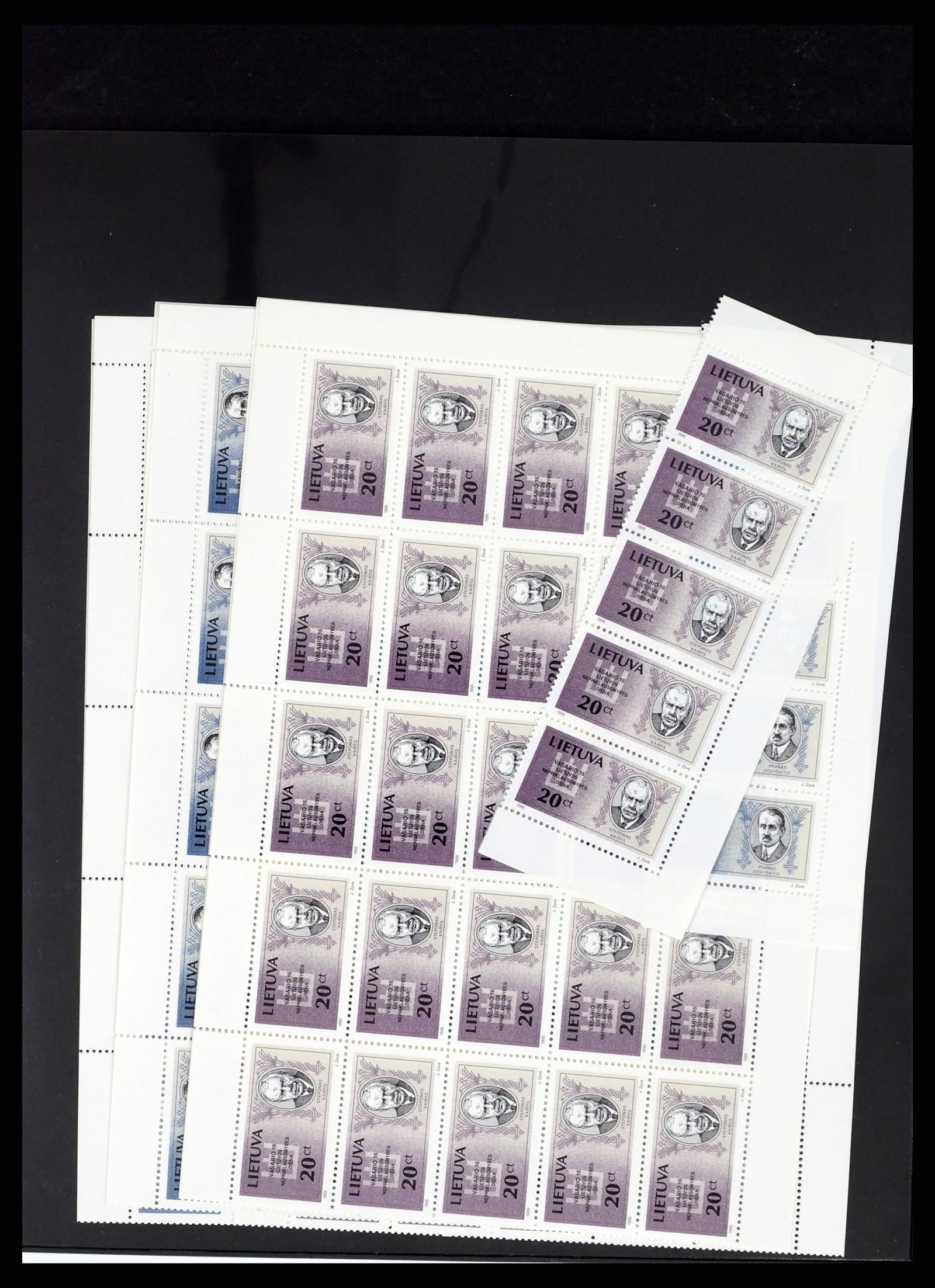 37312 172 - Postzegelverzameling 37312 Letland en Litouwen 1990-2000.