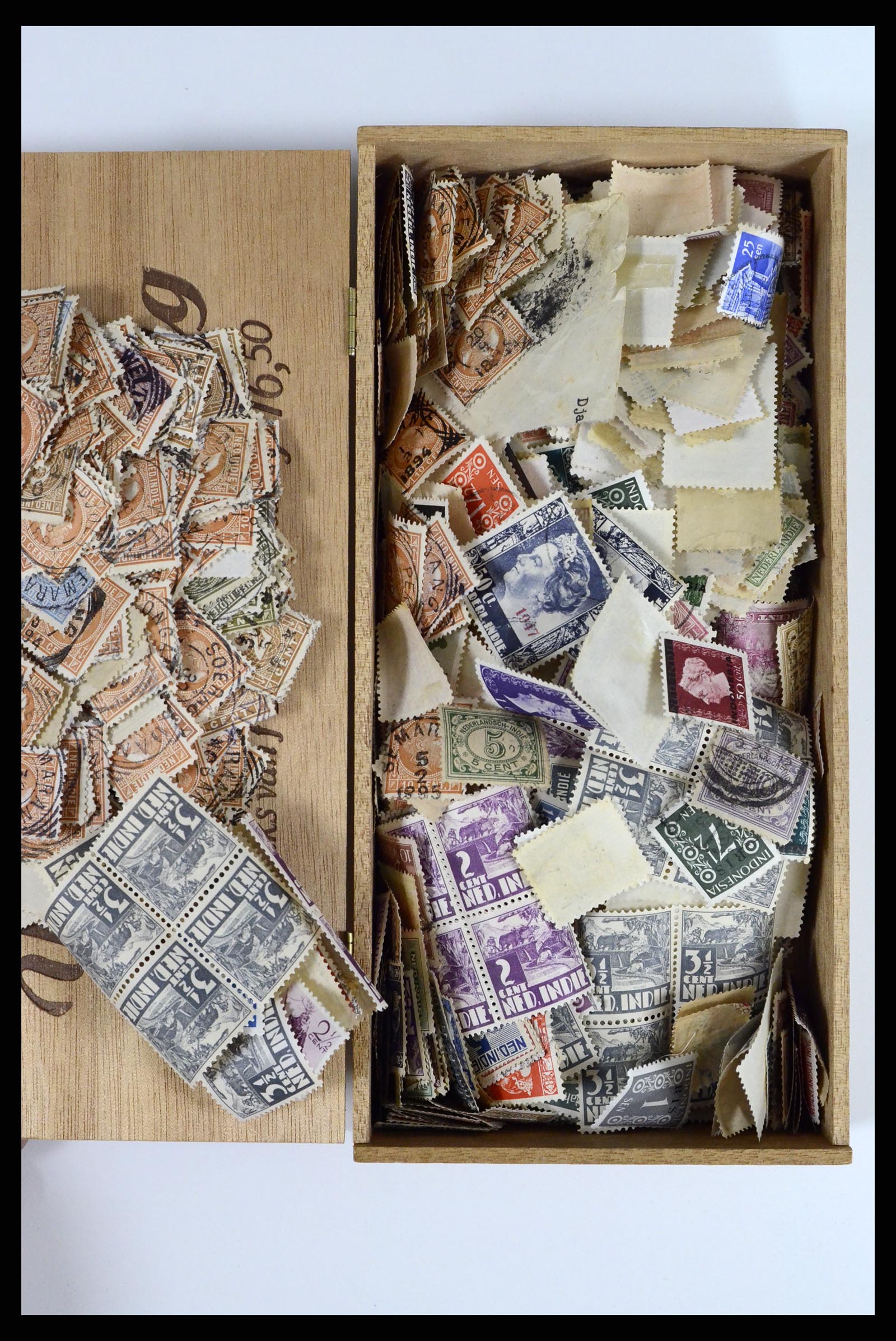 37460 034 - Postzegelverzameling 37460 Nederlands Indië stempels 1864-1948.