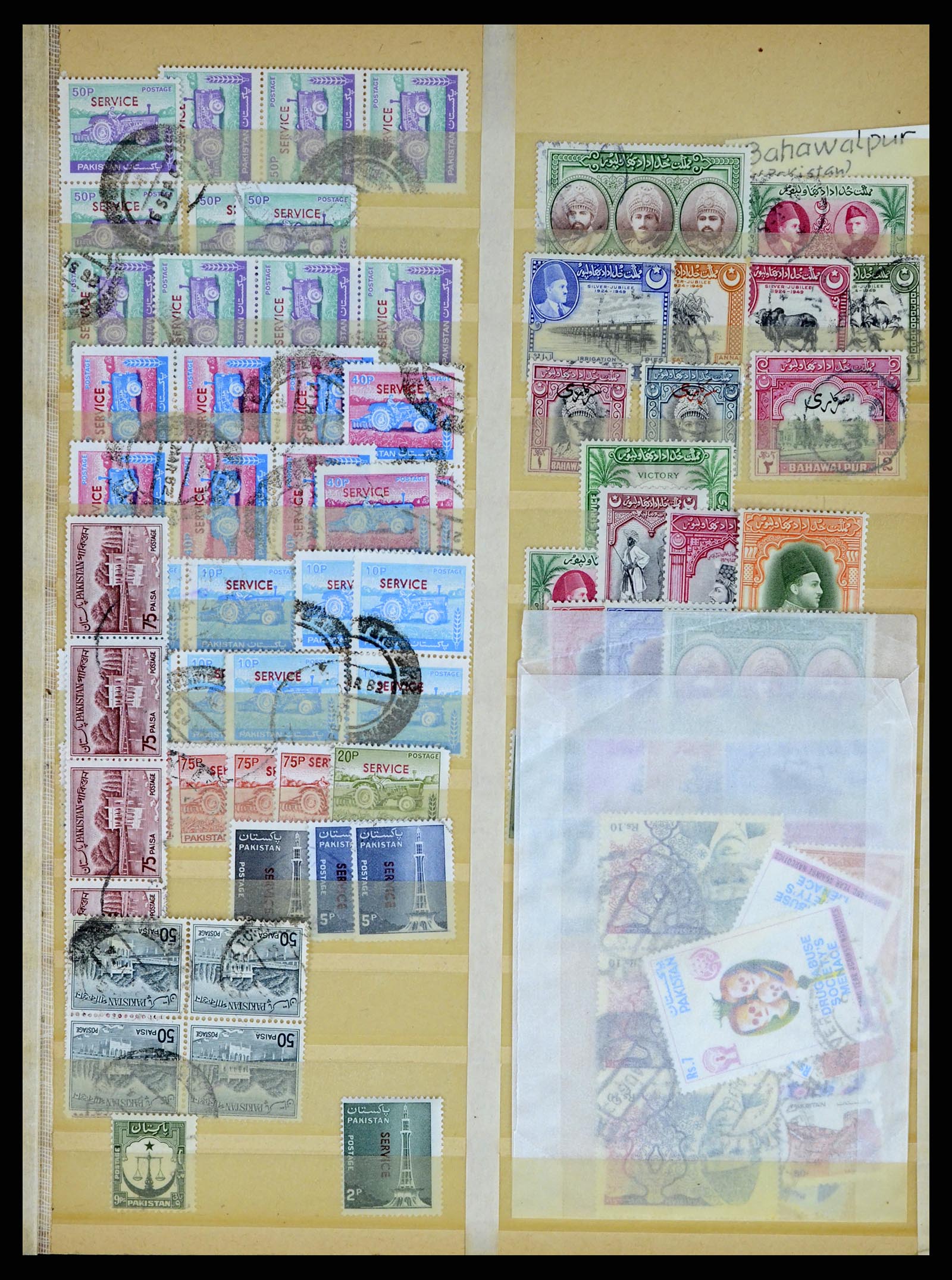 37619 330 - Stamp collection 37619 Pakistan/Bangladesh 1947-2000.