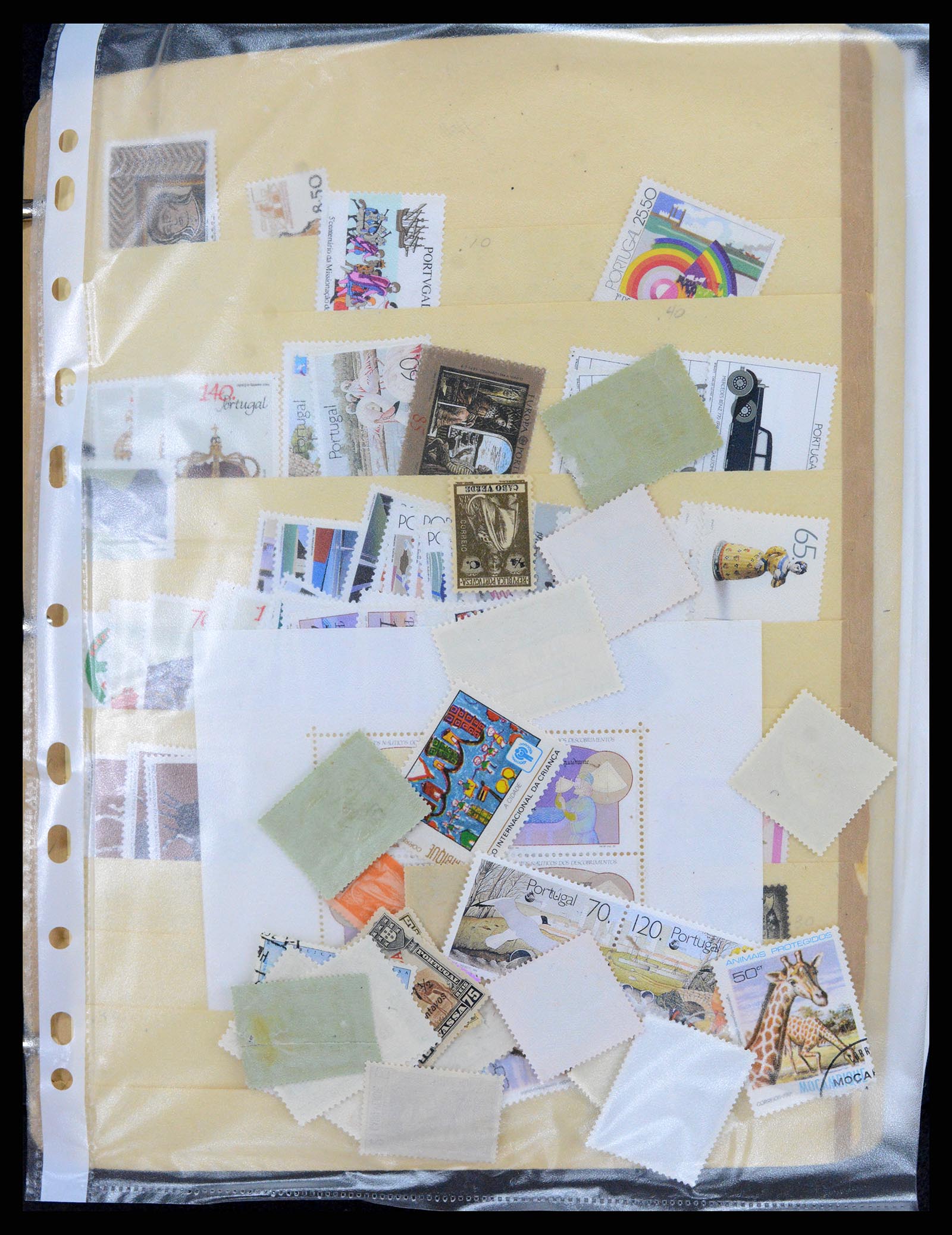 37767 001 - Postzegelverzameling 37767 Portugal en koloniën 1853-1990.