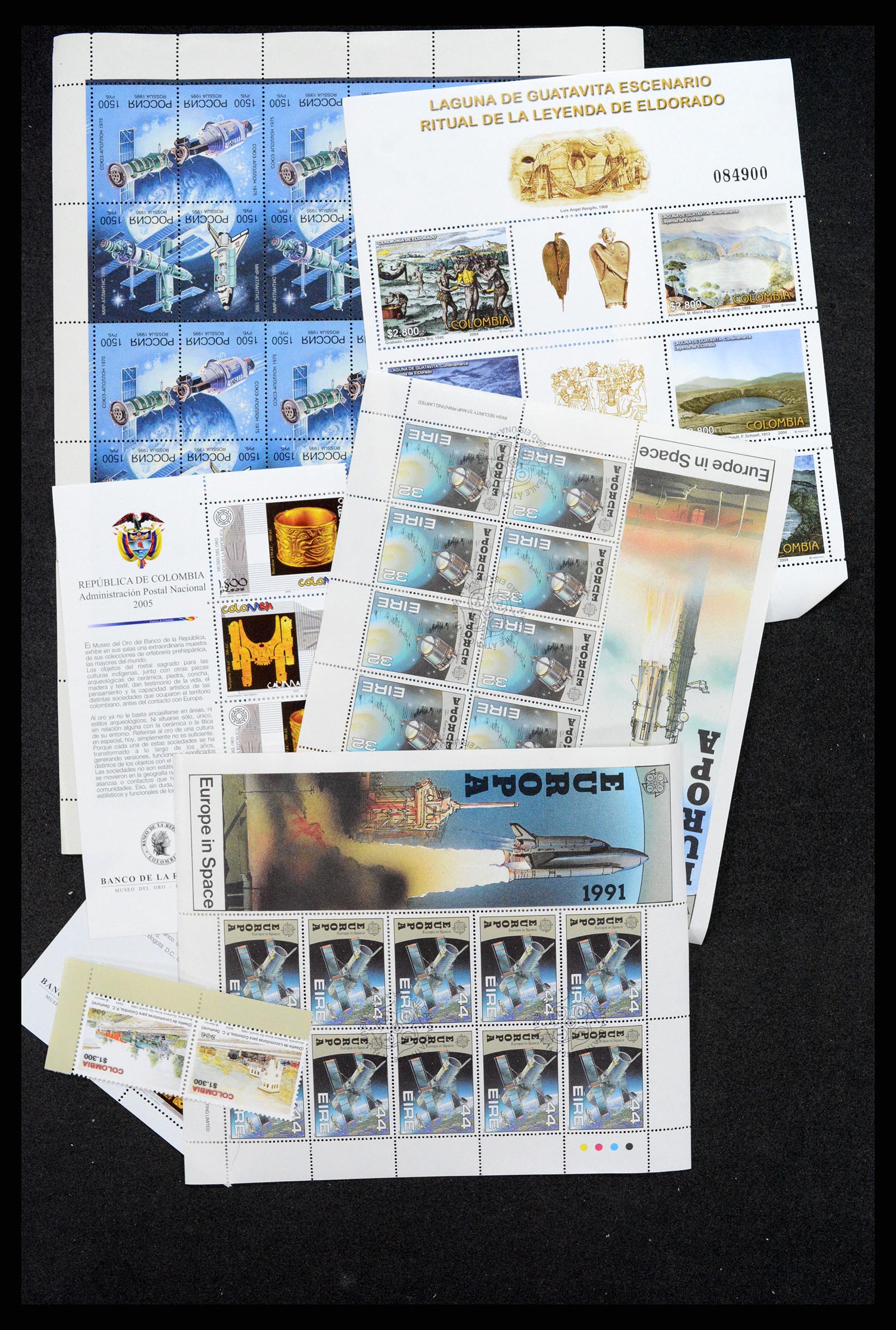37769 530 - Stamp collection 37769 All world sortinglot 1860-2010.