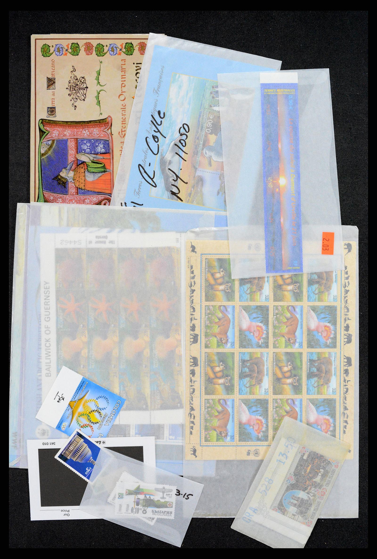 37769 534 - Stamp collection 37769 All world sortinglot 1860-2010.