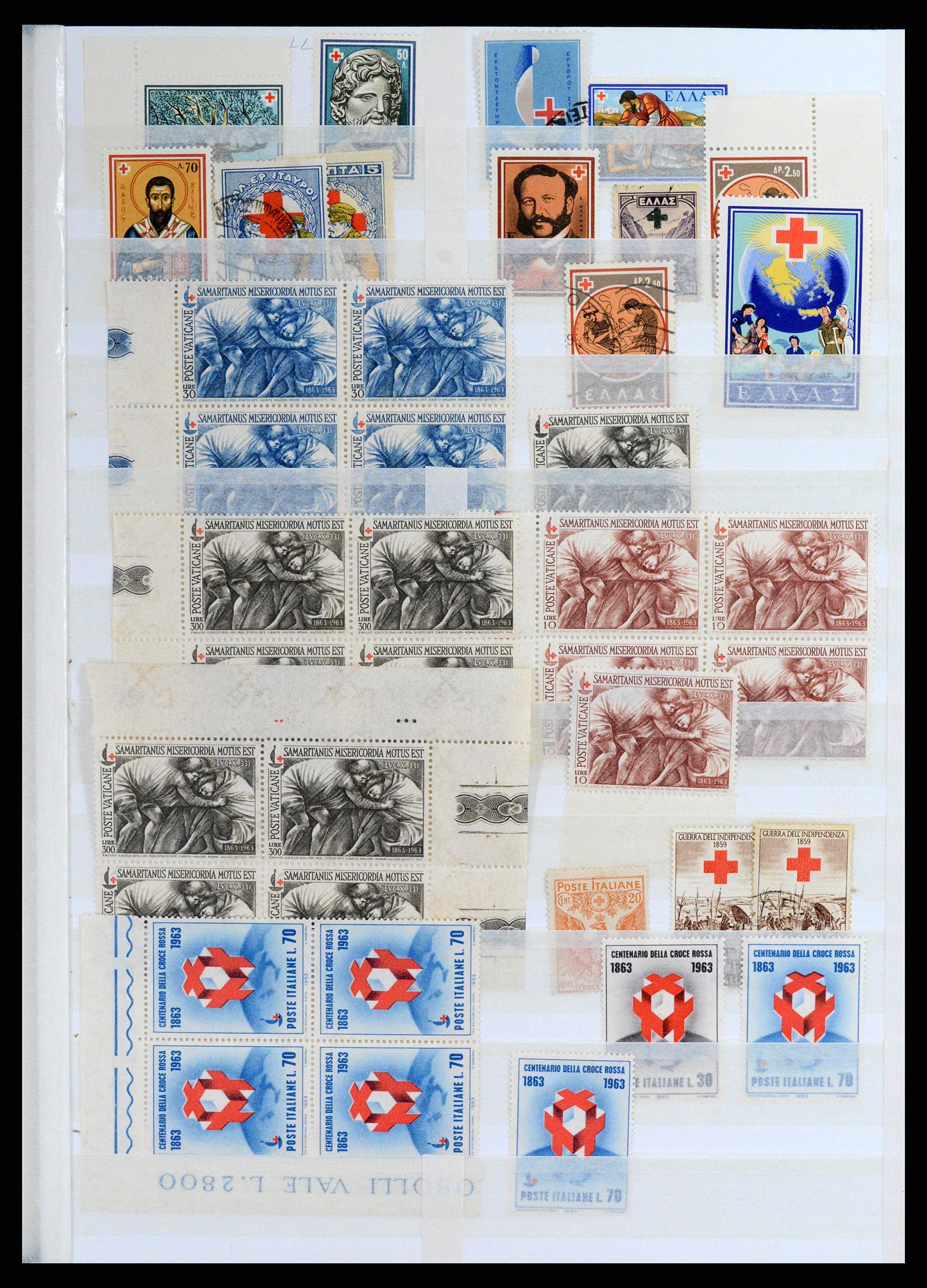37885 008 - Stamp Collection 37885 Theme Red Cross 1906-2000.