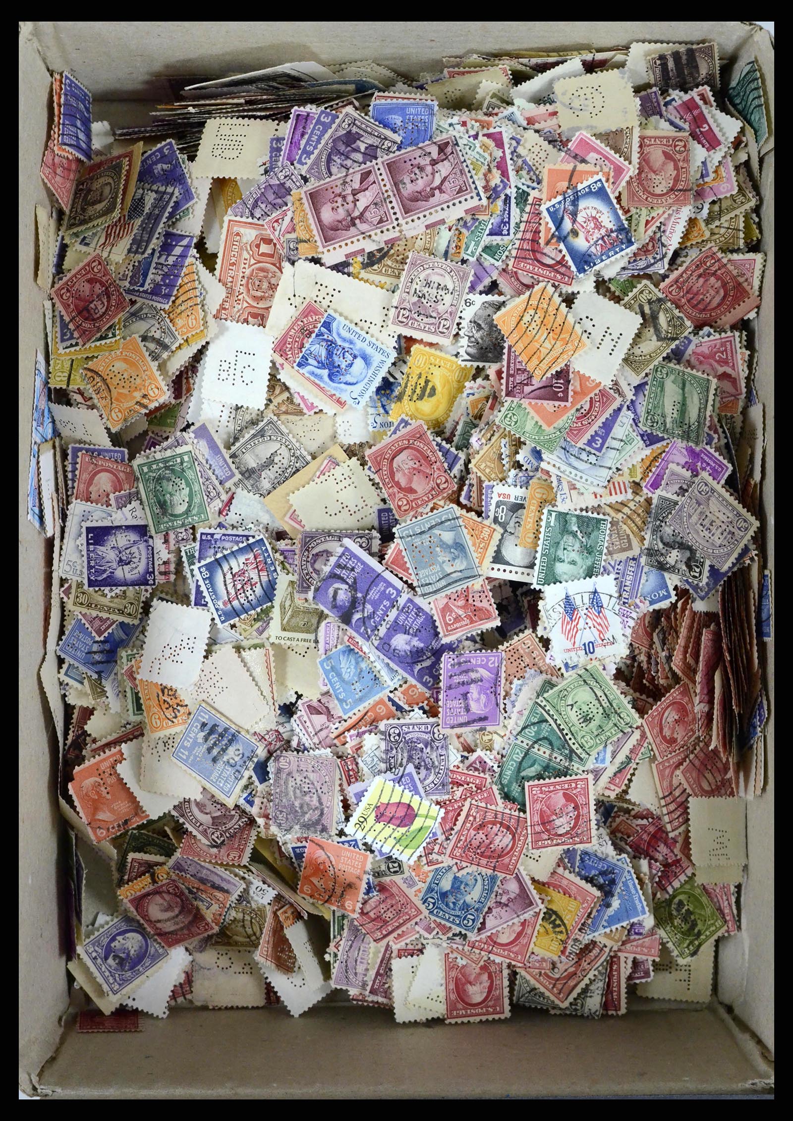 38009 001 - Postzegelverzameling 38009 USA perfins. 38009 001 - Postzegelverzameling 38009 USA perfins.