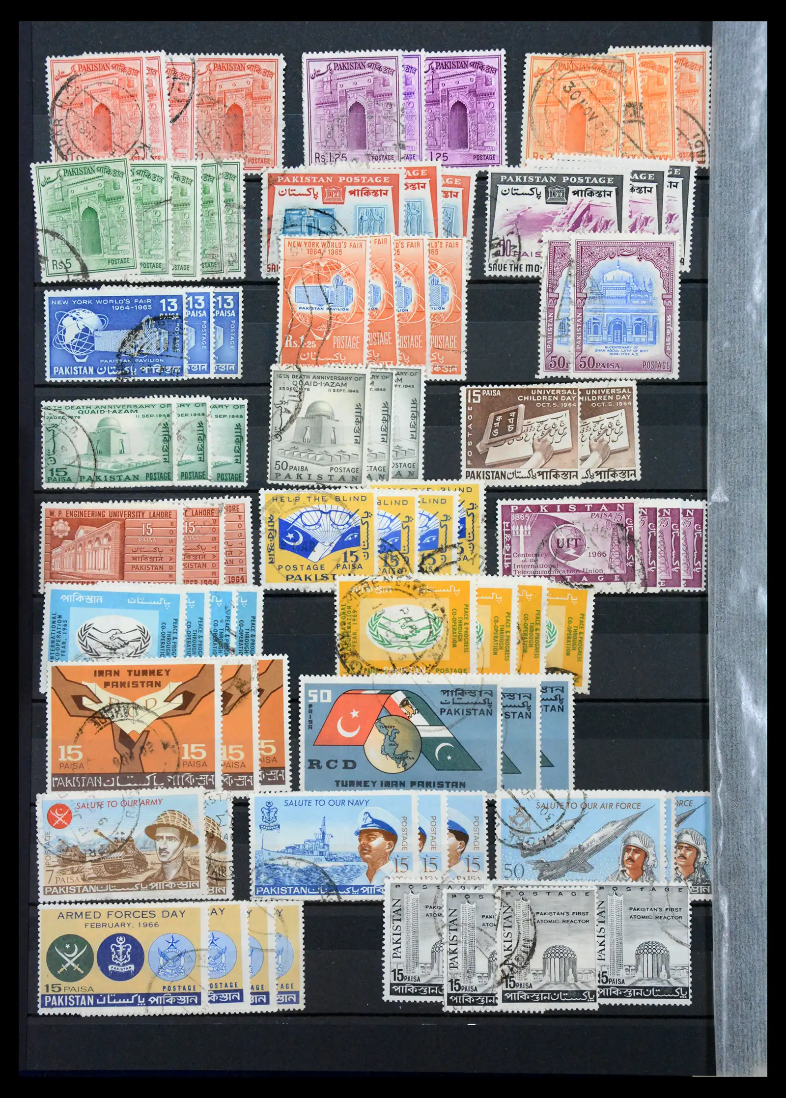 38903 0040 - Stamp collection 38903 Pakistan 1947-1994.