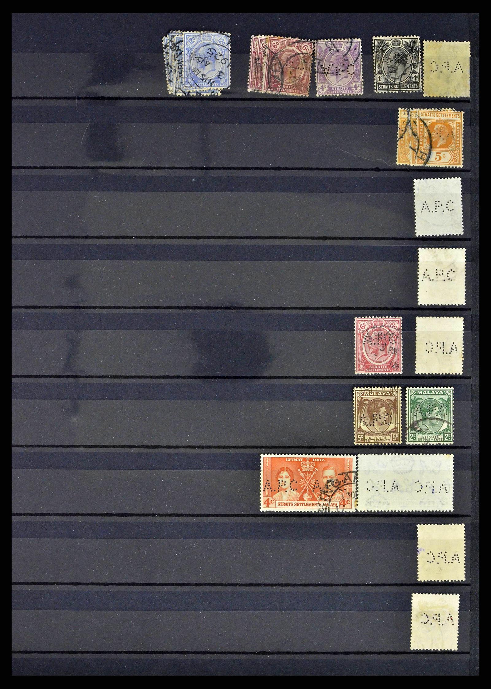 38912 0005 - Postzegelverzameling 38912 Straits Settlements perfins 1868-1960.
