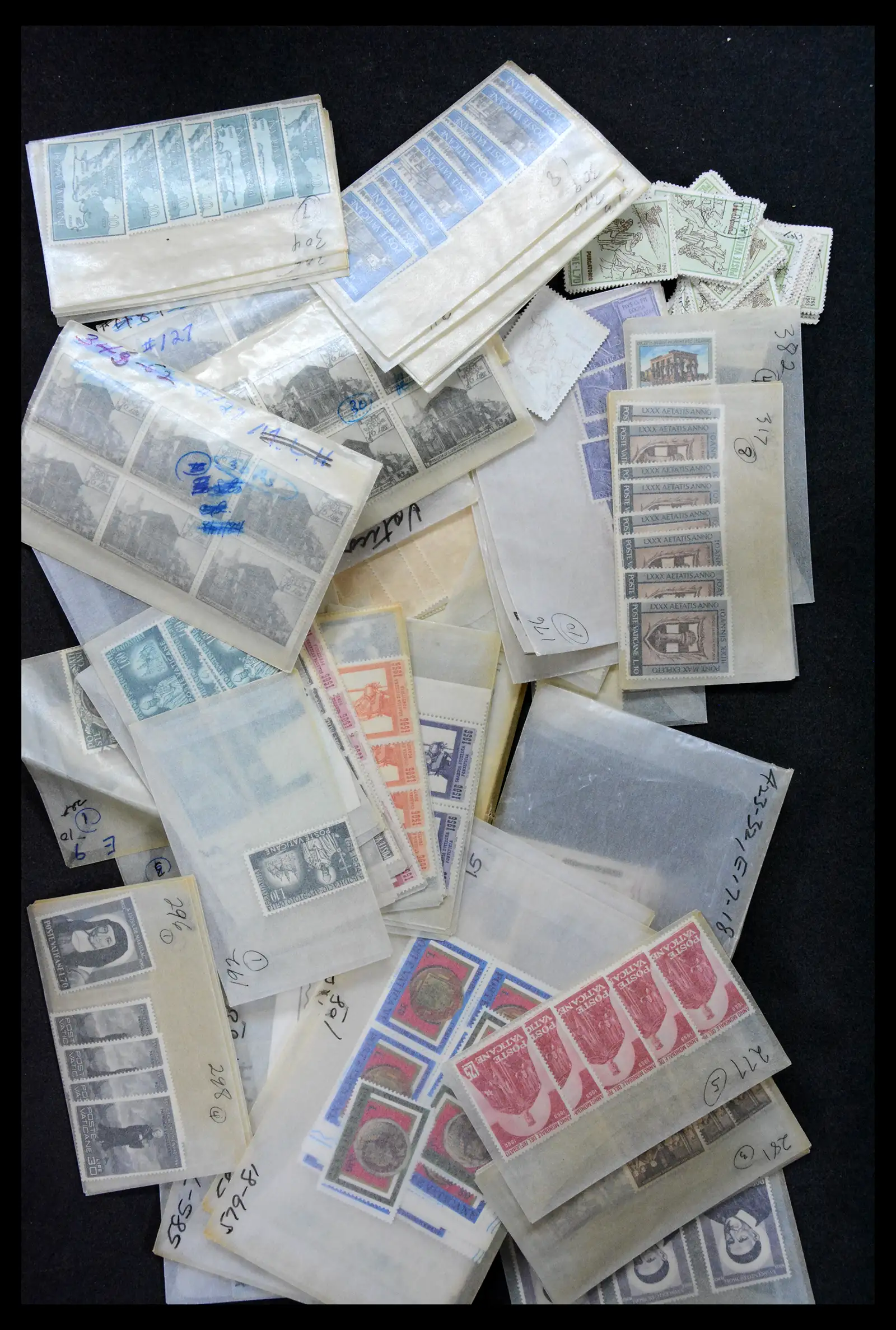 39182 0012 - Stamp collection 39182 Vaticaan 1929-2010.