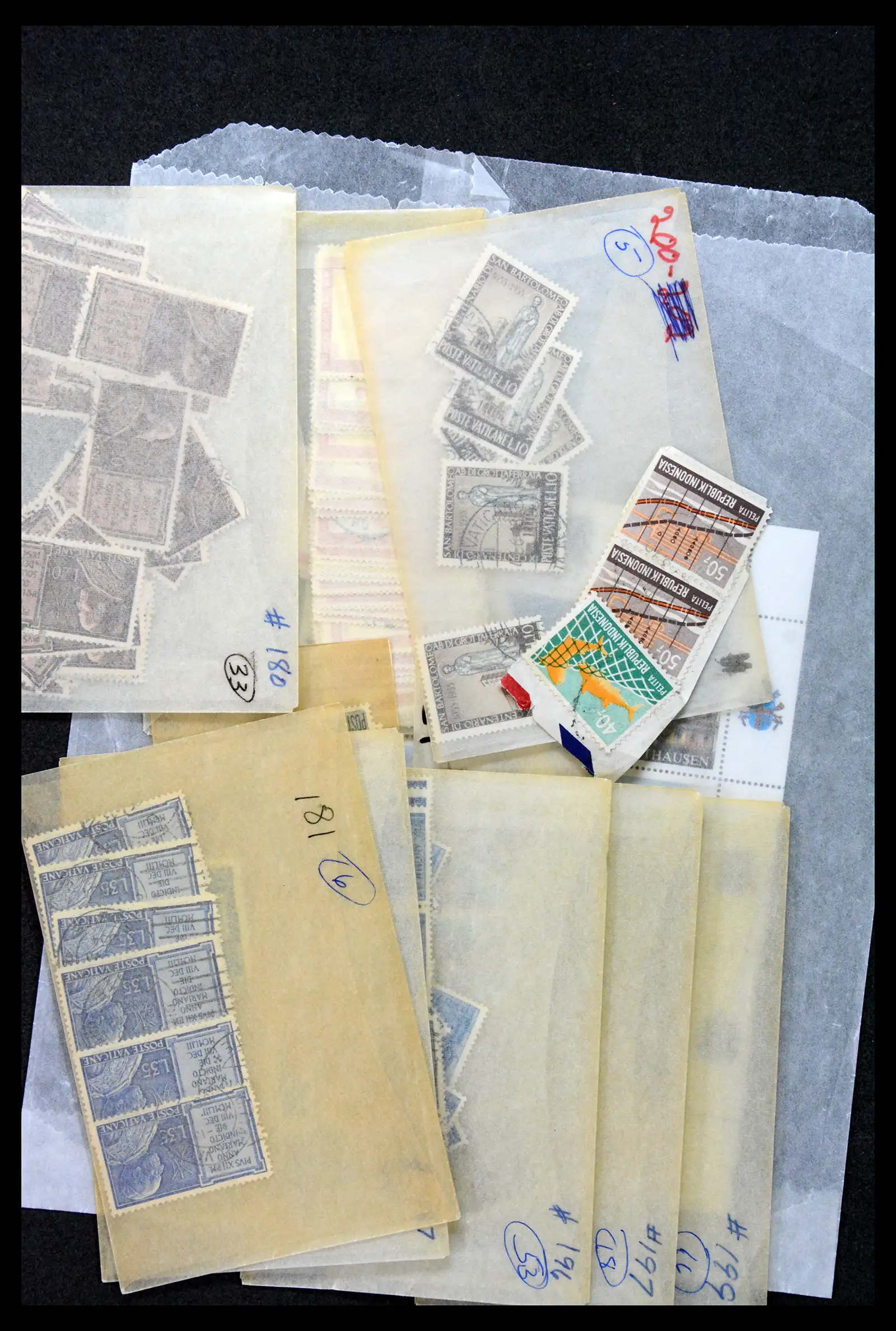 39182 0022 - Stamp collection 39182 Vaticaan 1929-2010.