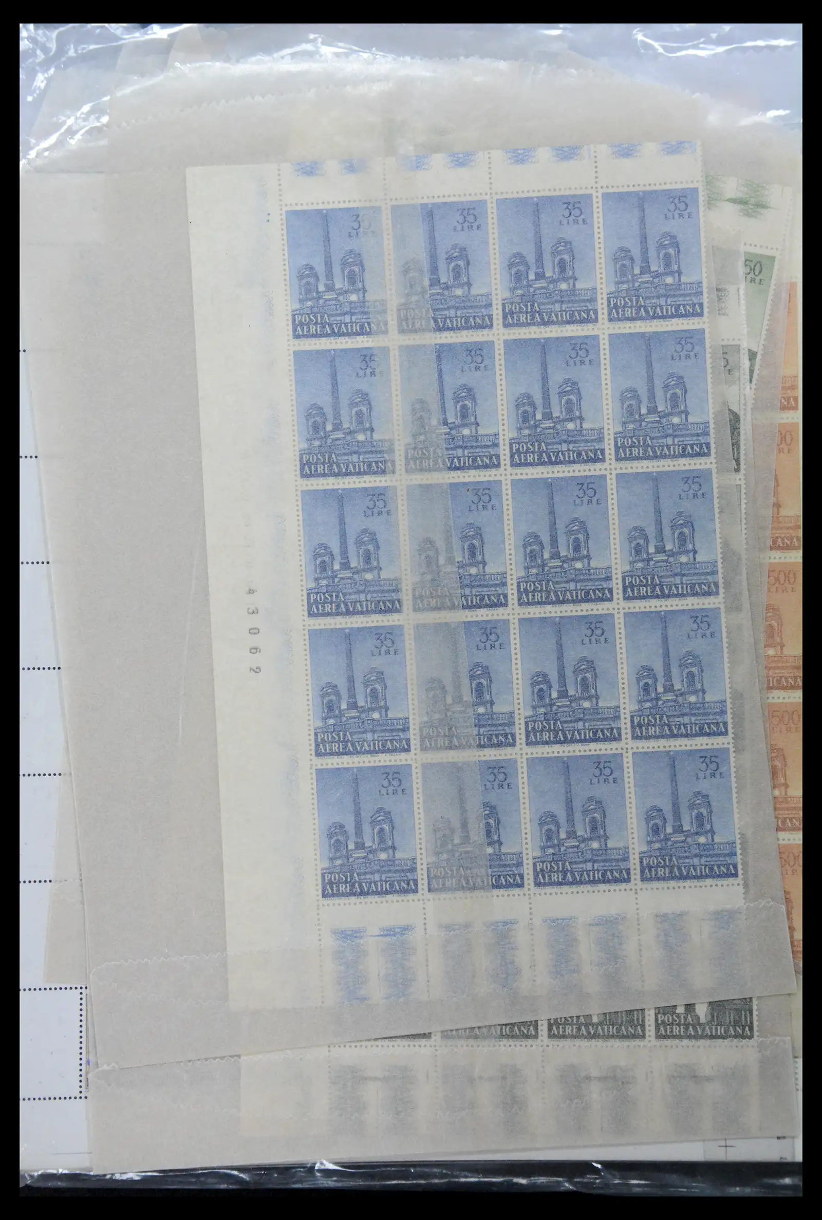 39182 0093 - Stamp collection 39182 Vaticaan 1929-2010.