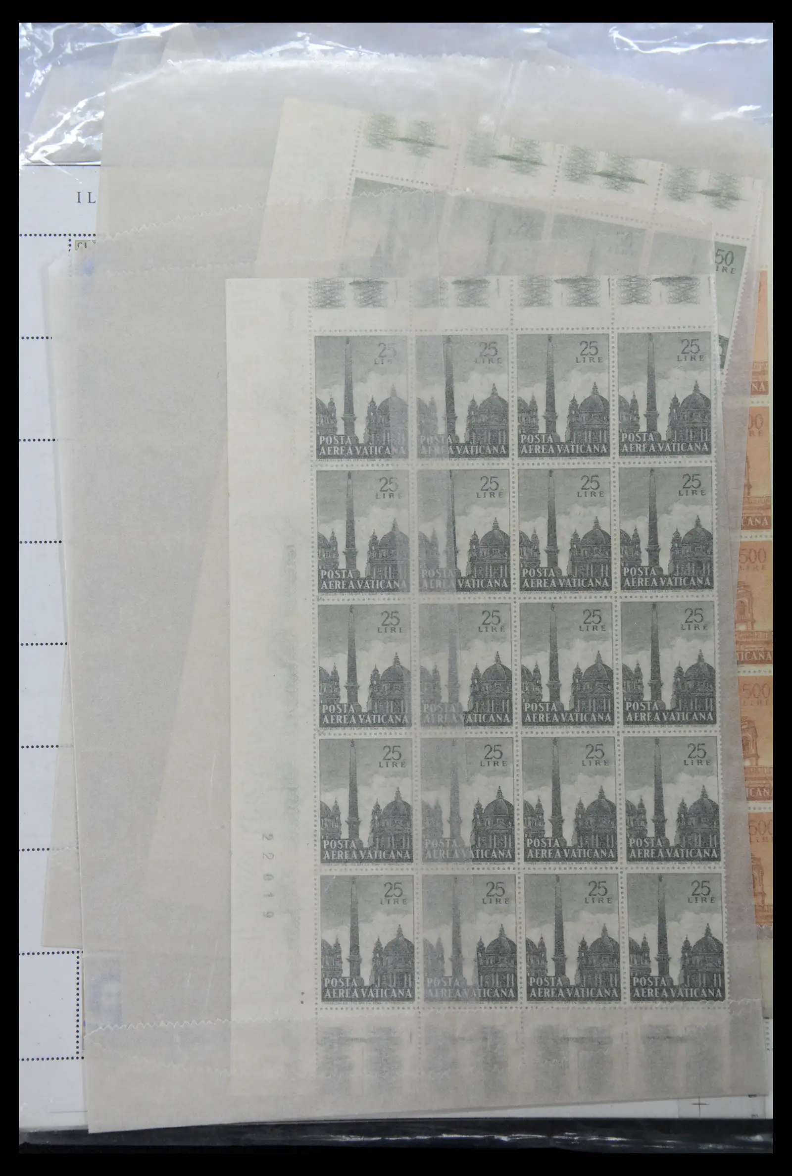 39182 0094 - Stamp collection 39182 Vaticaan 1929-2010.