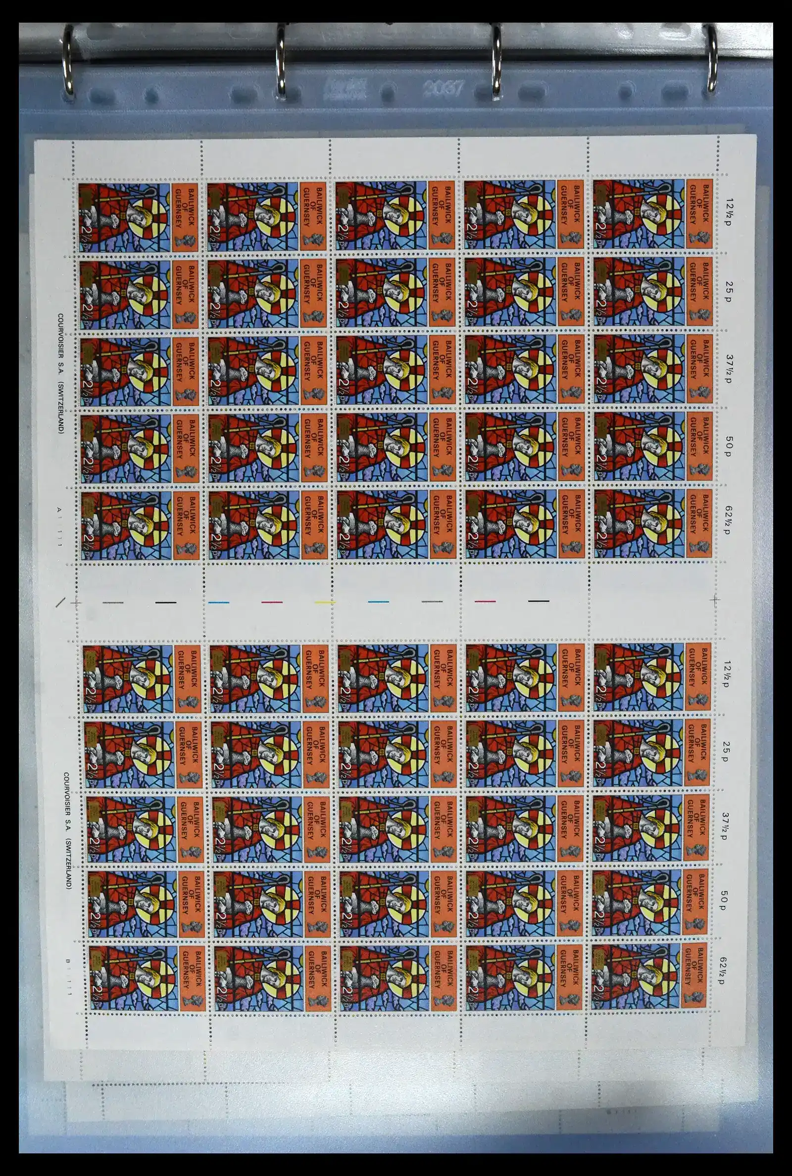 41669 0013 - Postzegelverzameling 41669 Guernsey complete vellen 1969-1975.