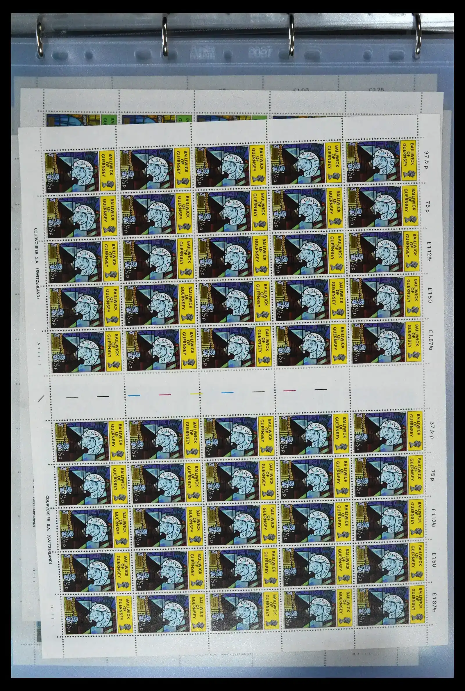 41669 0015 - Postzegelverzameling 41669 Guernsey complete vellen 1969-1975.