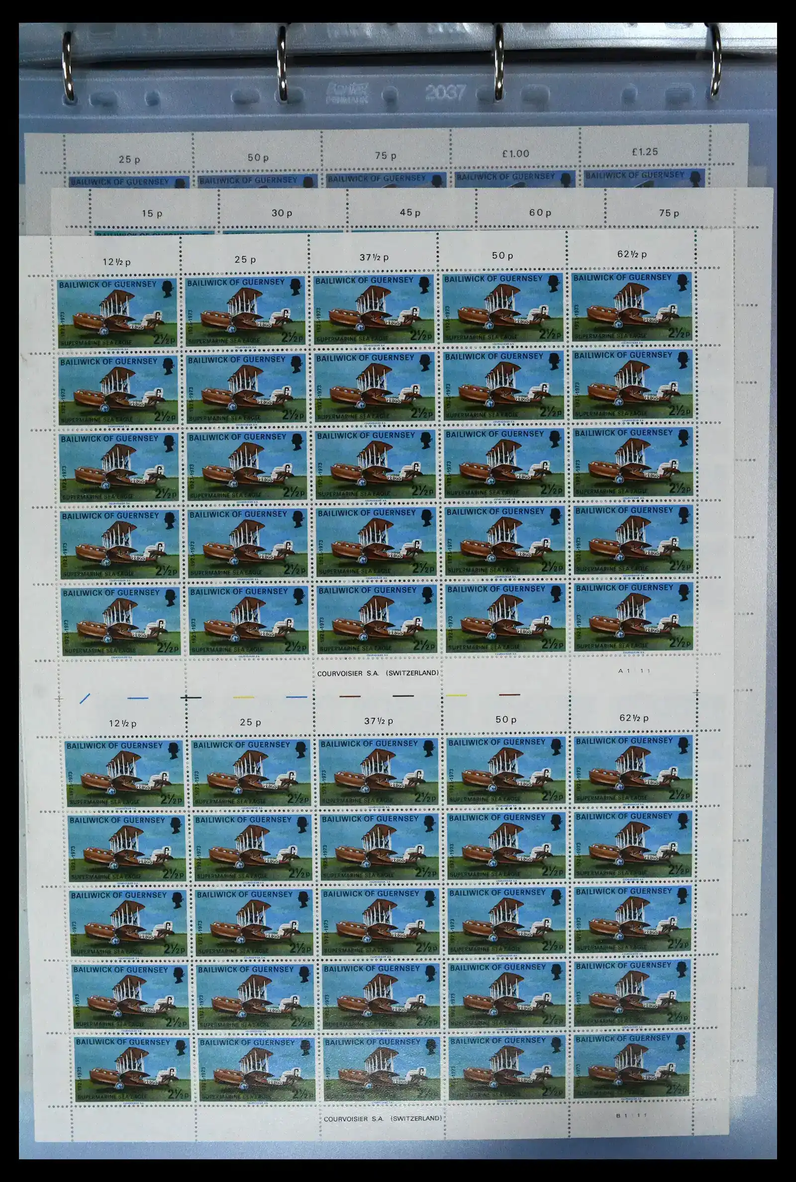 41669 0017 - Postzegelverzameling 41669 Guernsey complete vellen 1969-1975.