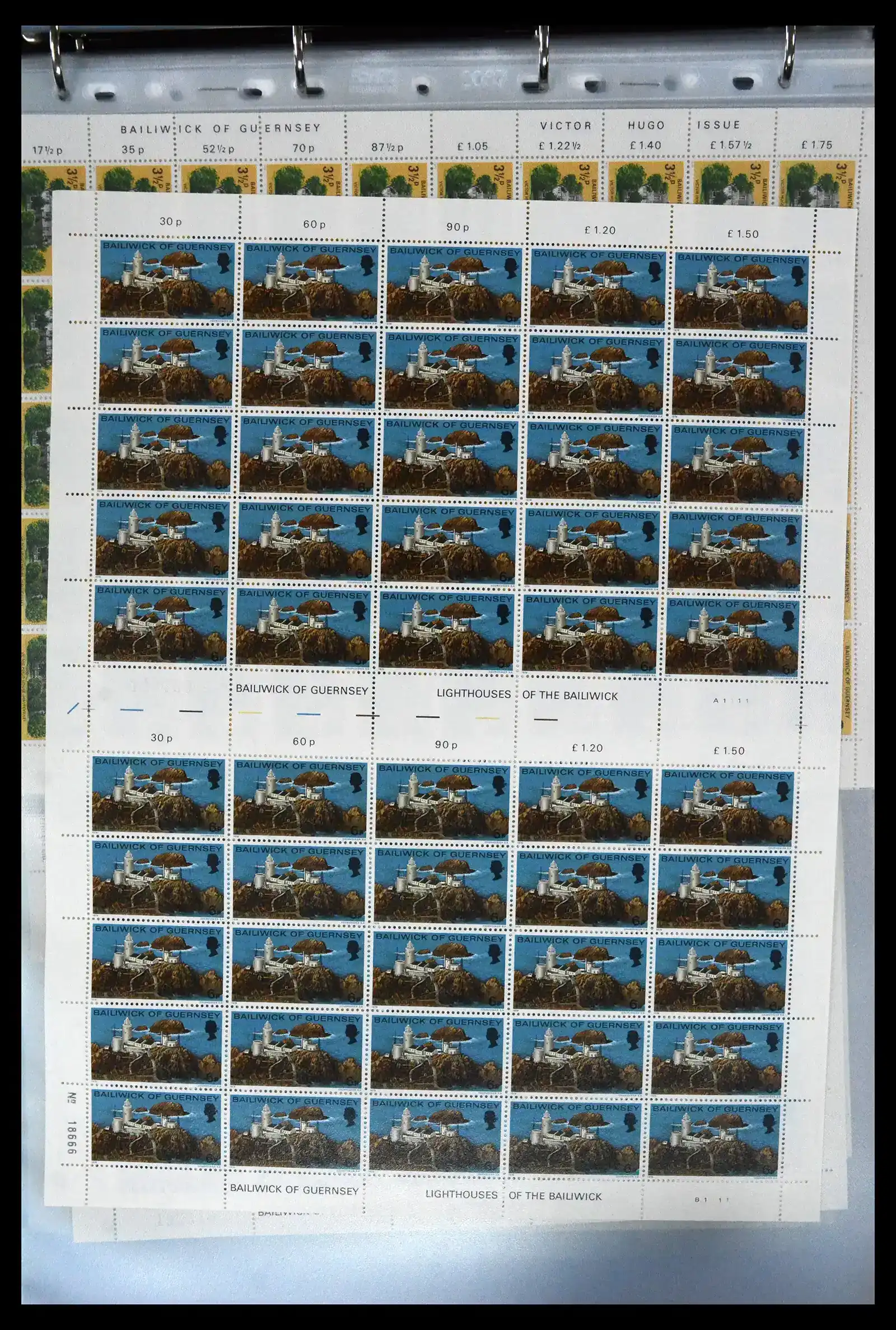 41669 0032 - Postzegelverzameling 41669 Guernsey complete vellen 1969-1975.