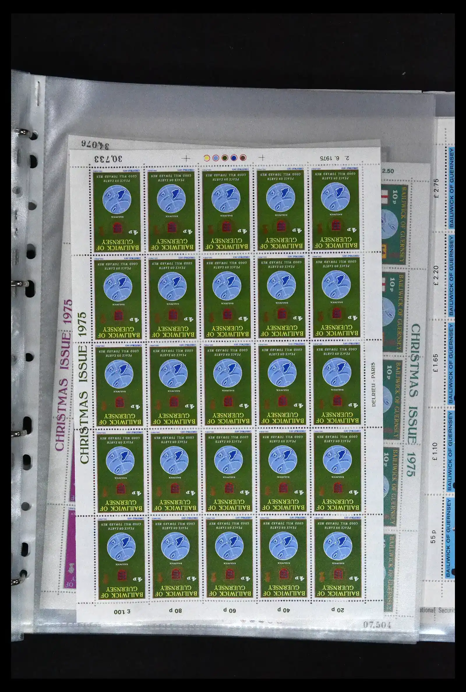 41669 0037 - Postzegelverzameling 41669 Guernsey complete vellen 1969-1975.