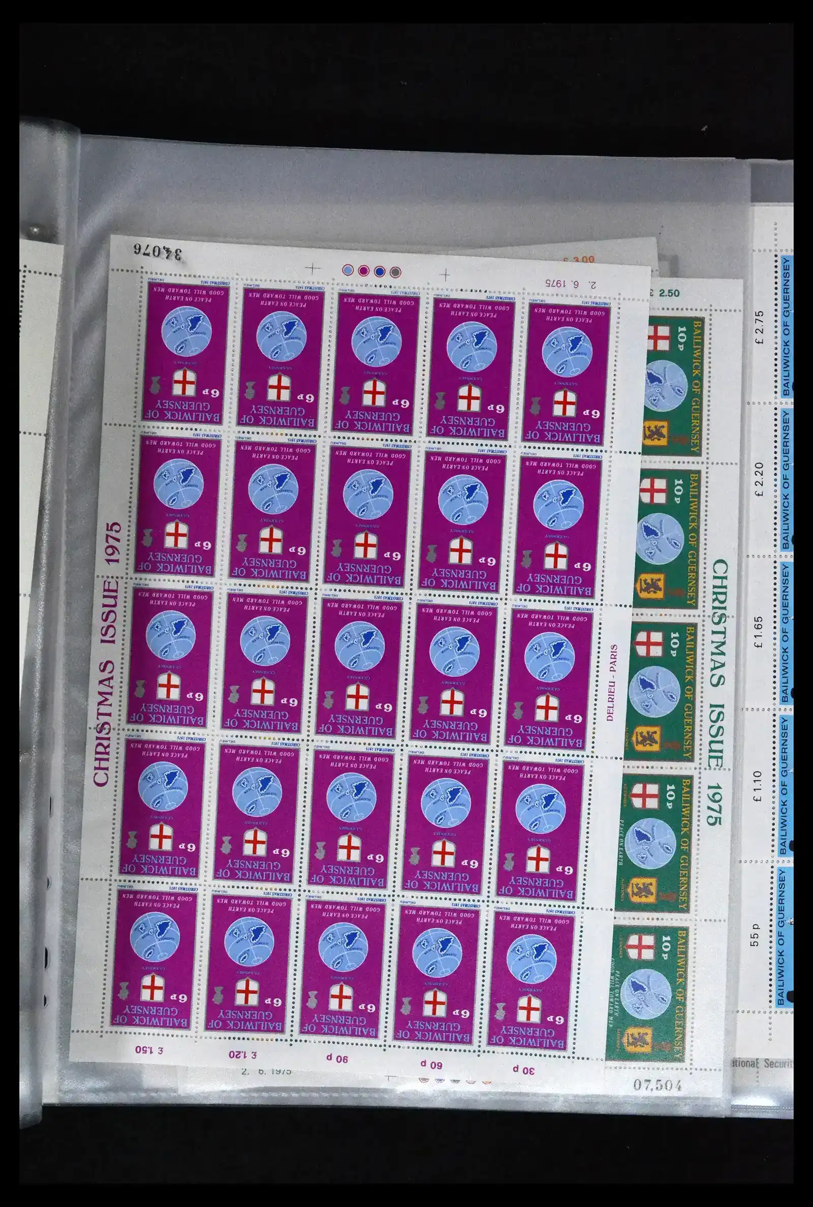 41669 0038 - Postzegelverzameling 41669 Guernsey complete vellen 1969-1975.